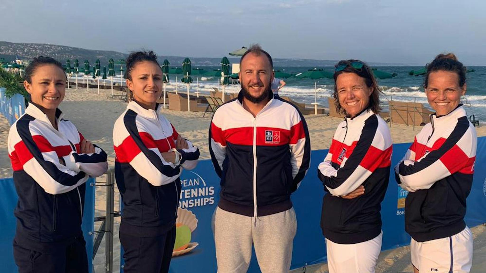 L'équipe de France dames aux championnats d'Europe 2019 avec Mathilde Hoarau, Marie-Eve Hoarau, Jérôme Maillot, Pauline Bourdet et Julie Labrit.