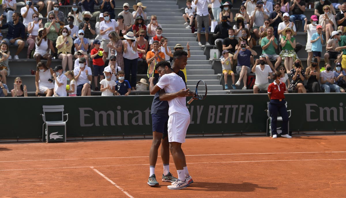 Ciel bleu au dessus d'un nid de juniors avec Roland-Garros | Fédération française de tennis