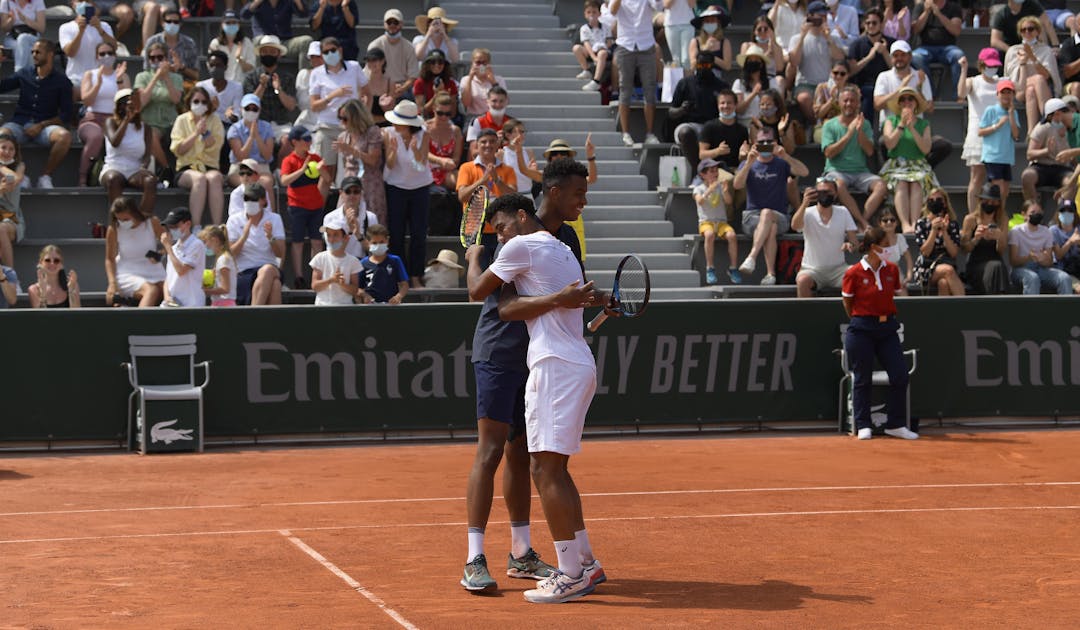 Ciel bleu au dessus d'un nid de juniors avec Roland-Garros | Fédération française de tennis