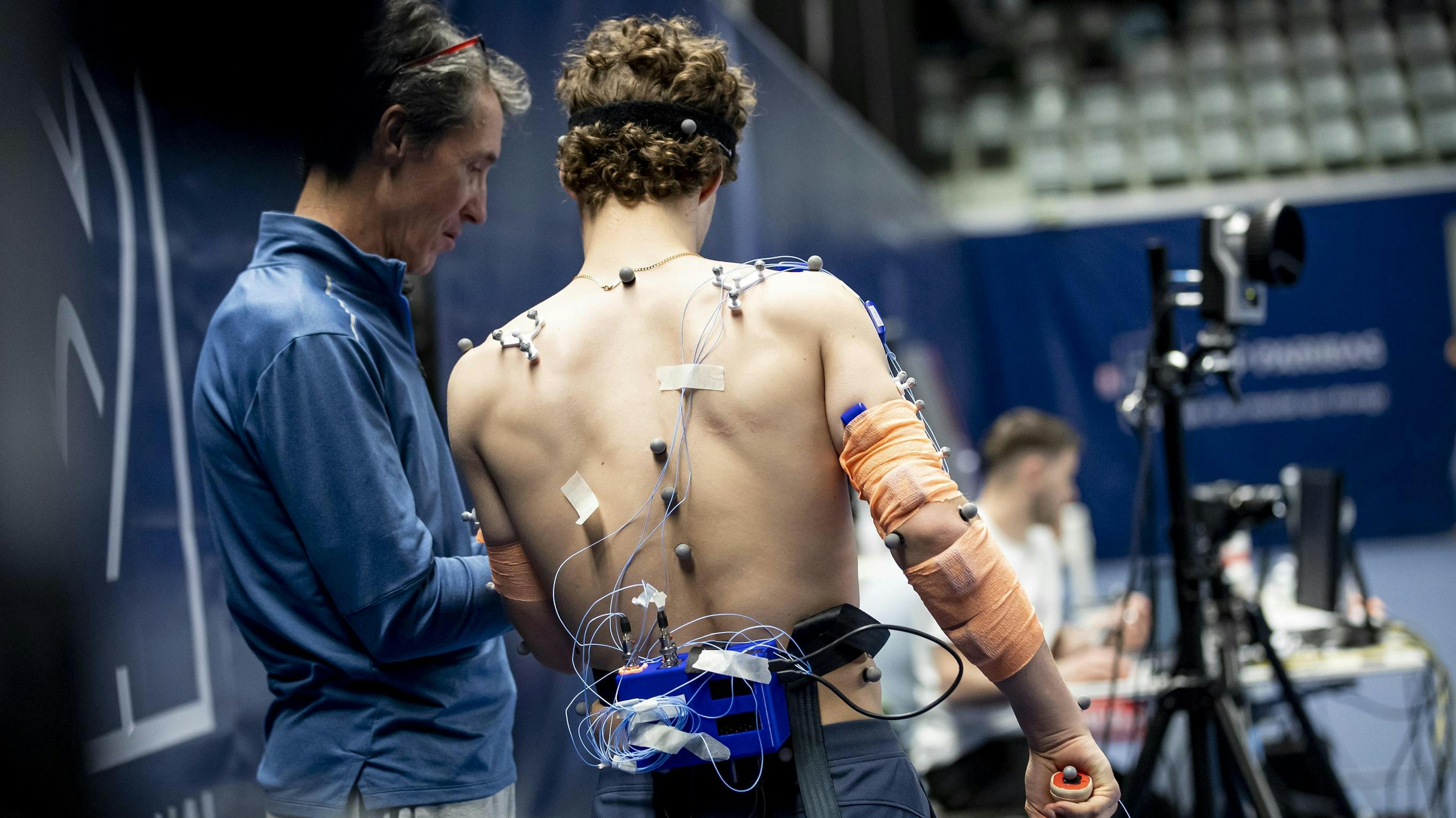 Luca Van Assche et son coach en pleine discussion.