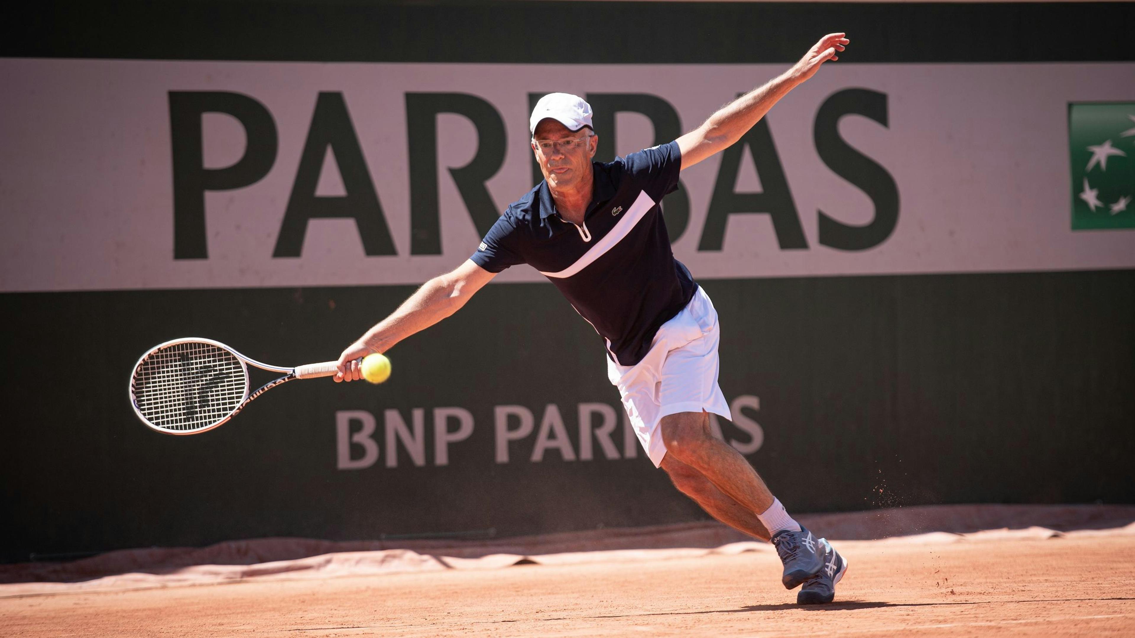 Un champion en extension sur le court 14.