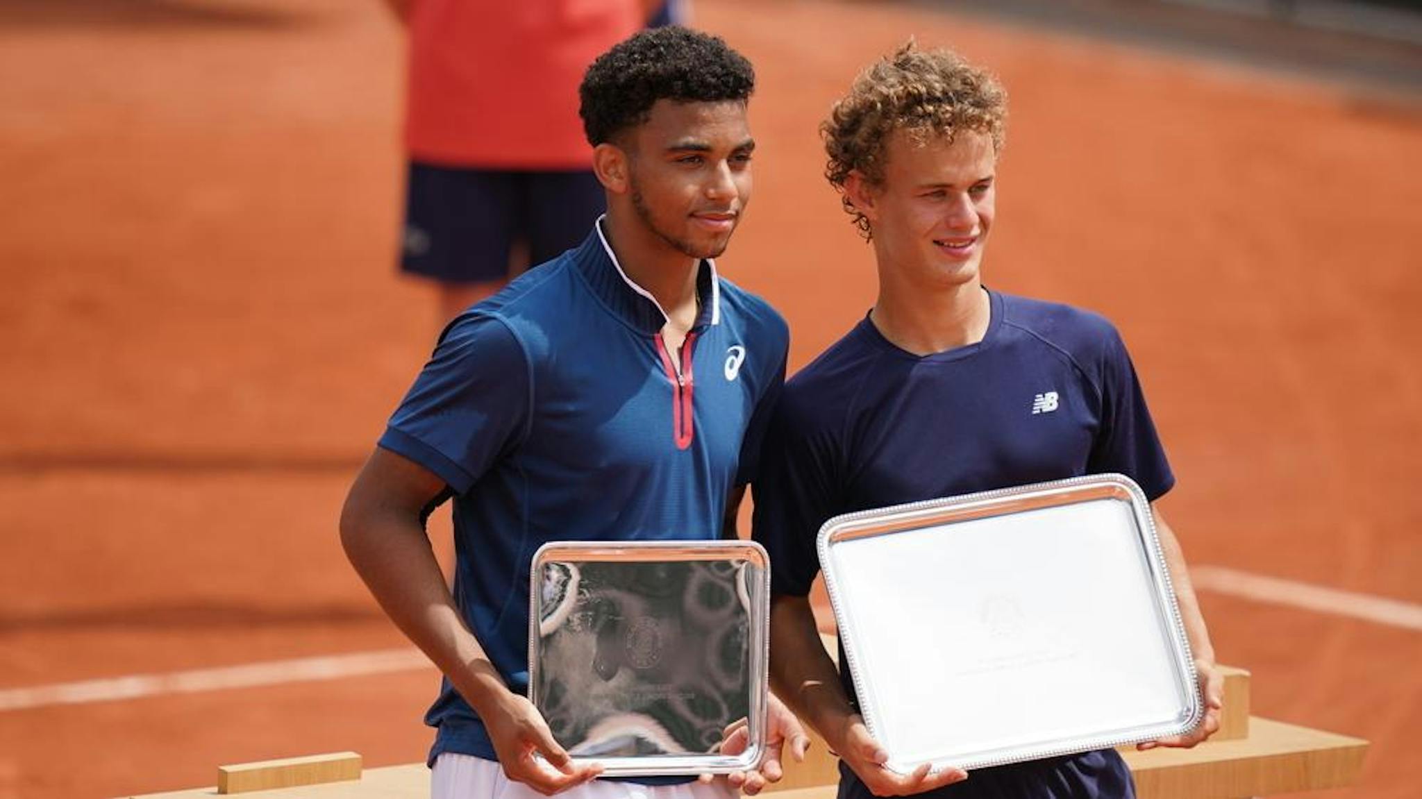 Luca Van Assche avec le trophée du titre juniors de Roland-Garros en 2021, après avoir battu Arthur Fils en finale. Depuis, les deux jeunes hommes ont bien grandi.