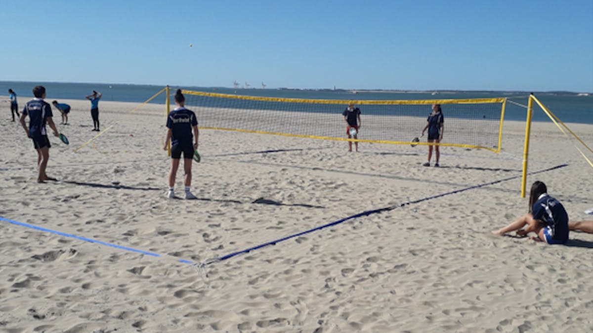 Du beach tennis dans un cadre scolaire ? C'est possible !