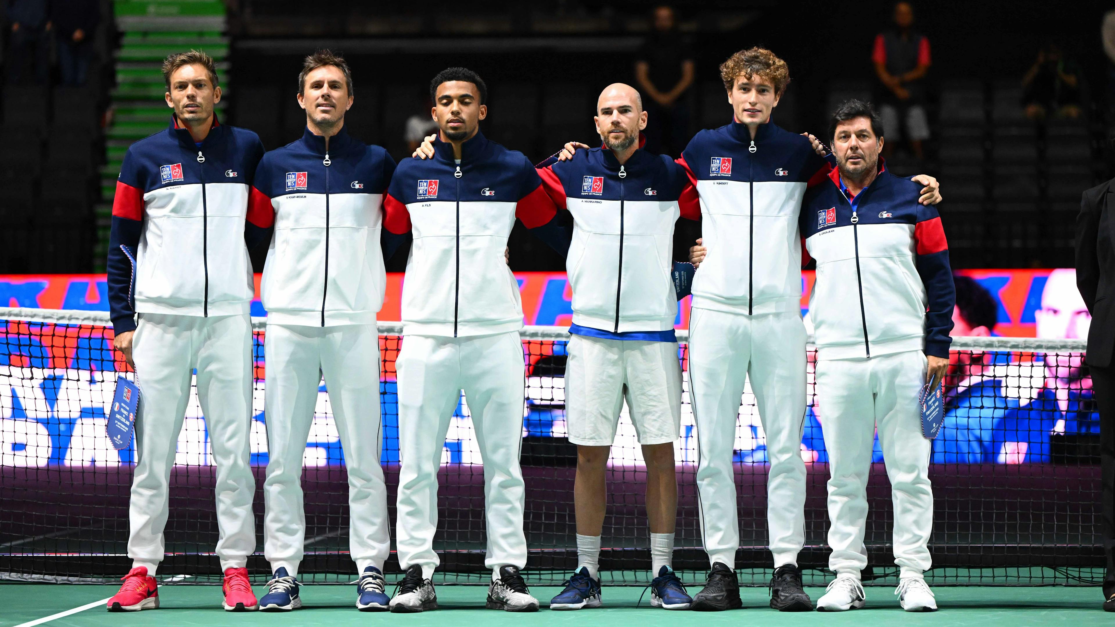 Les Bleus pendant les hymnes.