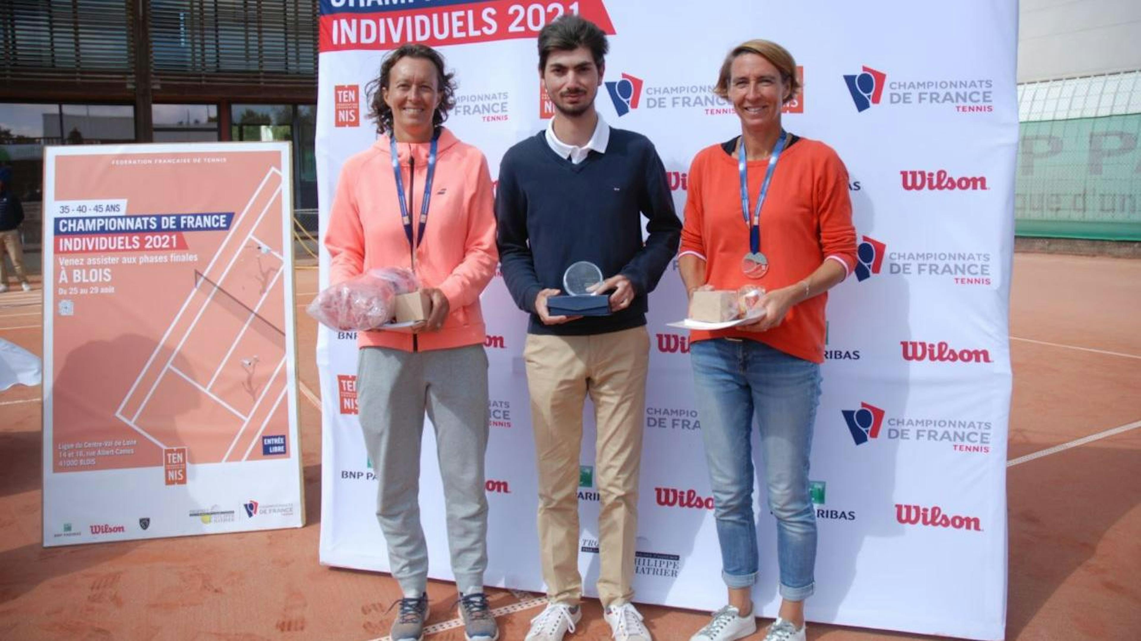 45 ans Dames : Séverine PINAUD (à gauche) bat Cécile LUCAS (7/5 6/1).