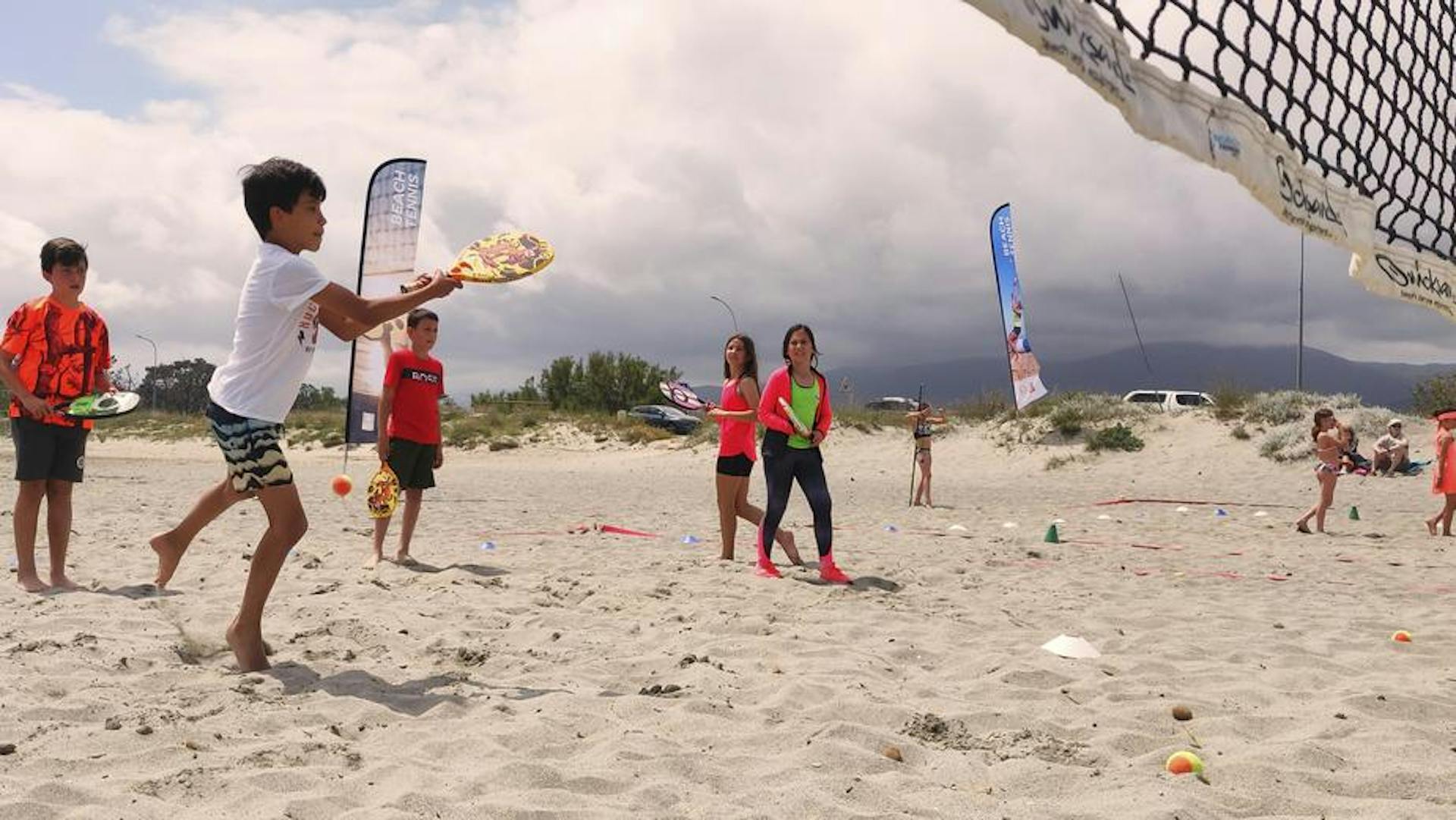 Le beach tennis est très apprécié par les jeunes générations.