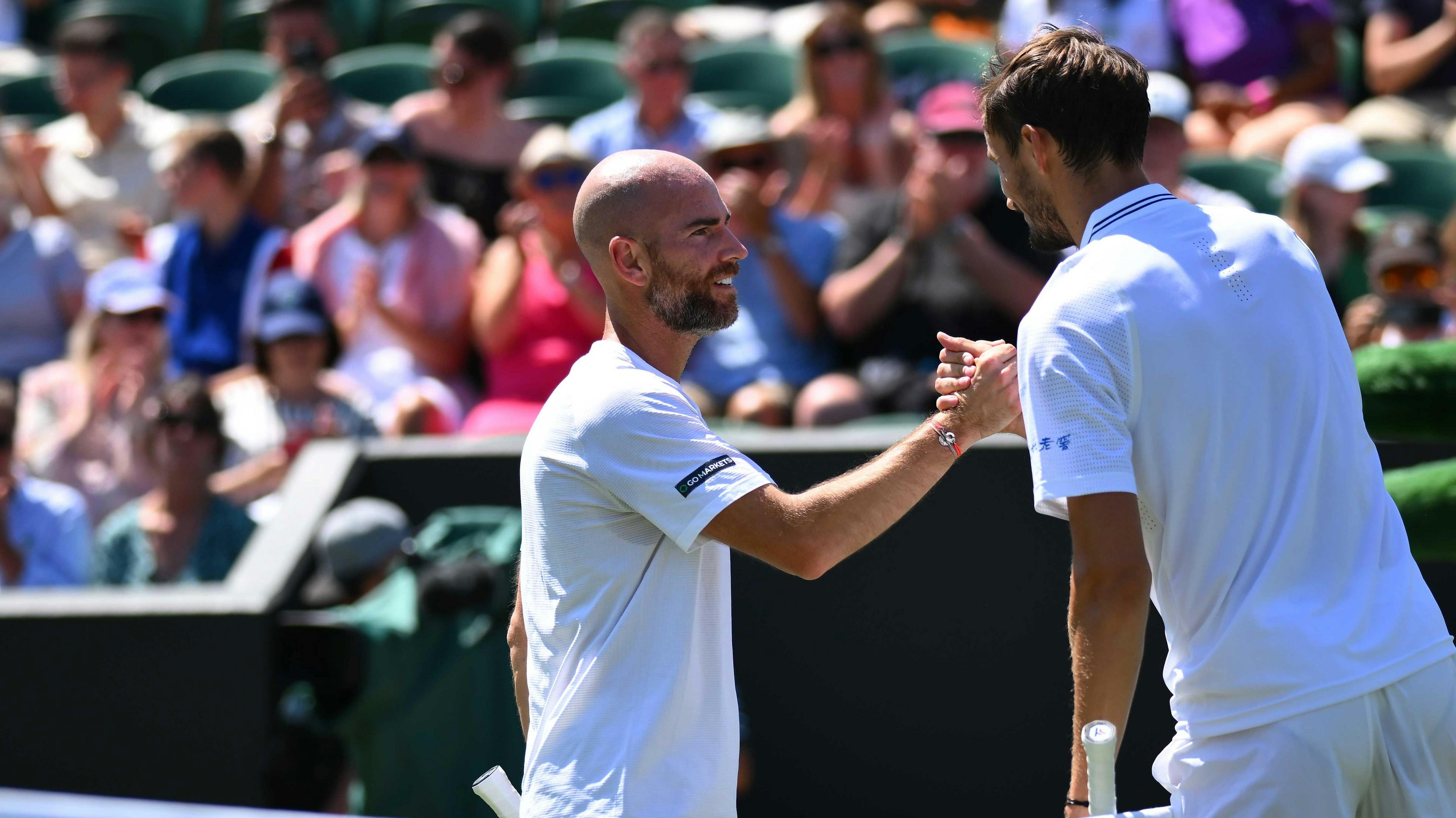 Adrian Mannarino félicite son vainqueur Daniil Medvedev.