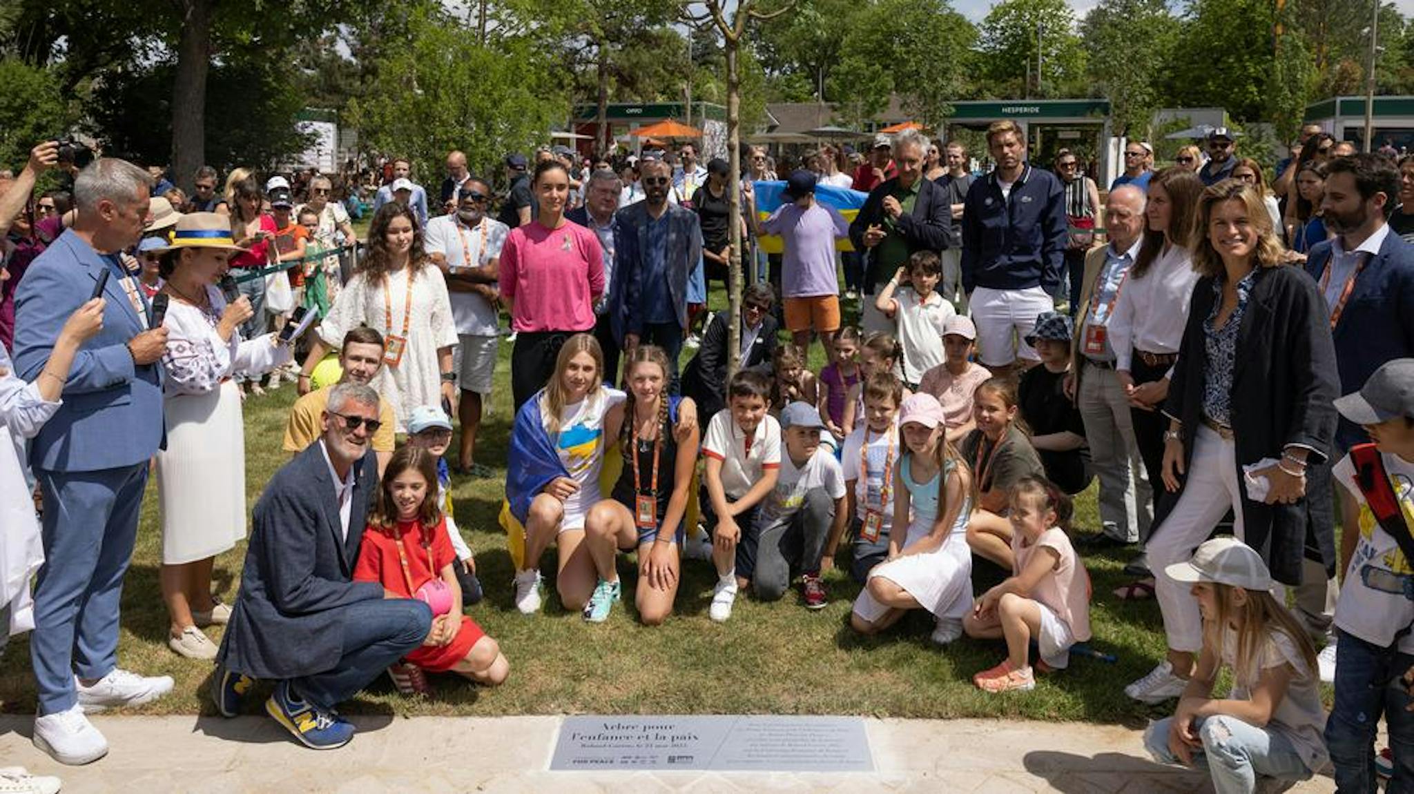 Un frêne a été planté au cœur du stade Roland-Garros : l'arbre pour l'enfance et la paix.