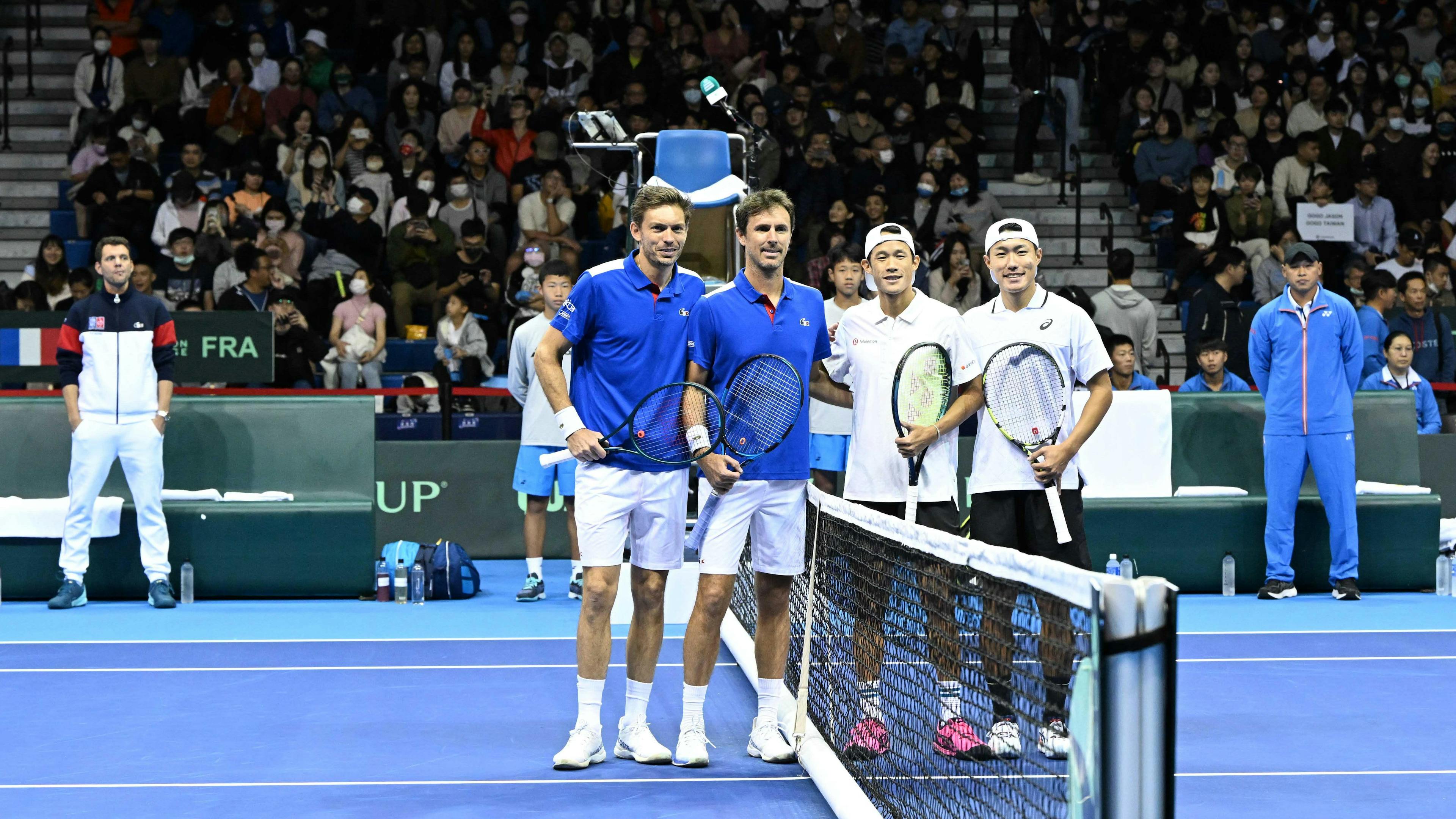 Le troisième match de ce tour qualificatif peut débuter.