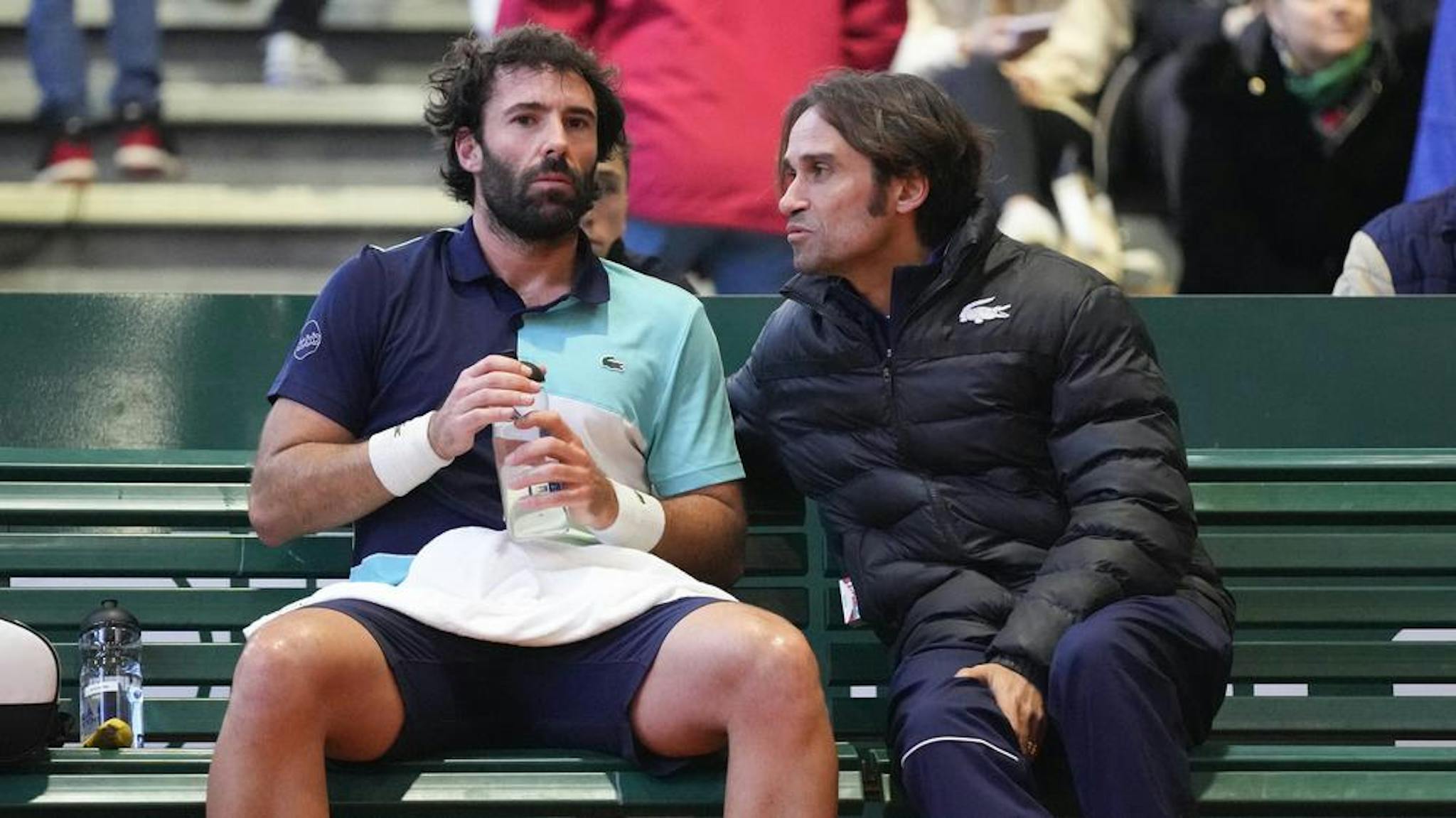 Sébastien Niculescu, capitaine du TCBB récemment sacré champion de France Pro A, conseille ici Jonathan Eysseric.