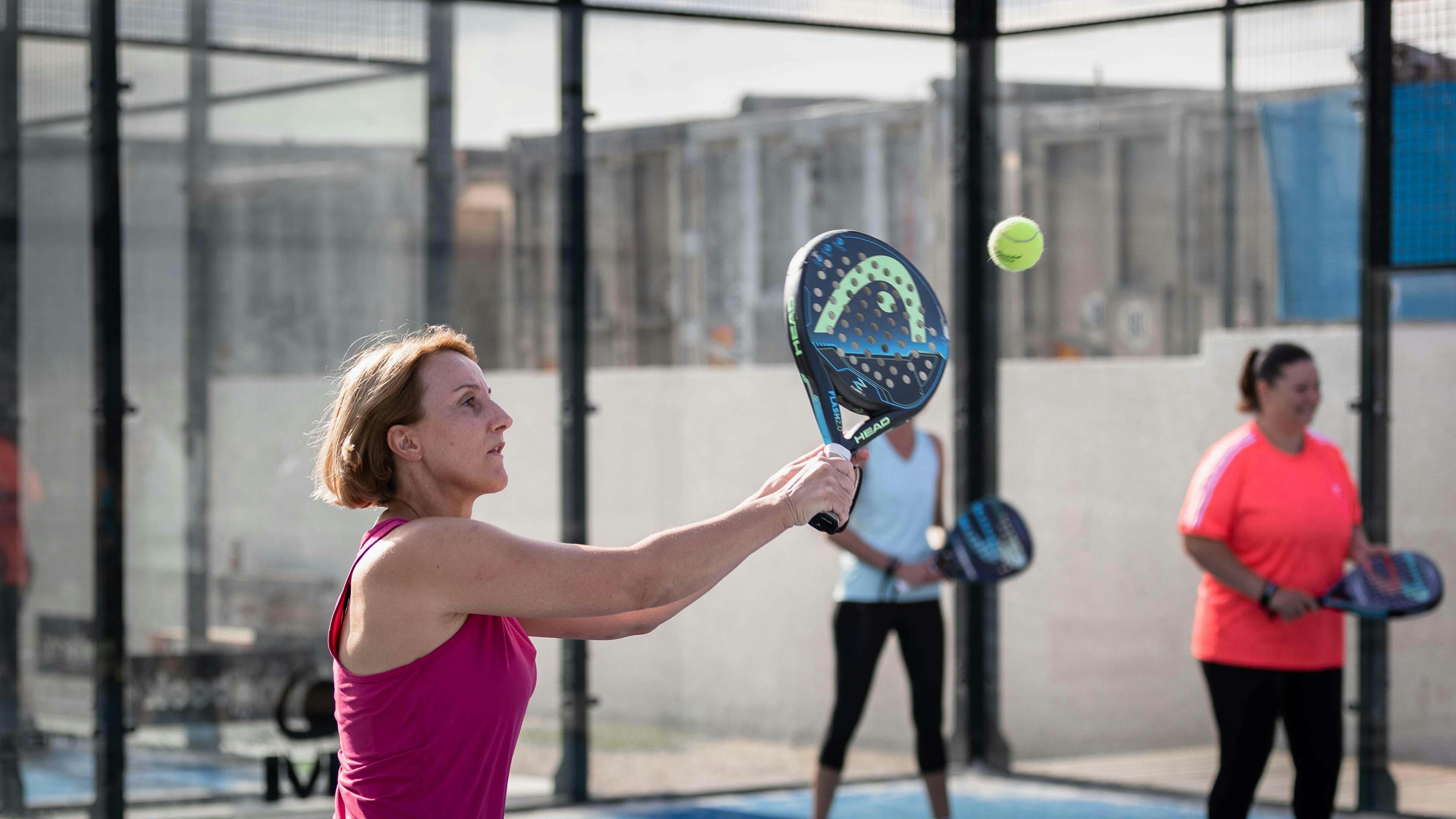 Ces initiations rencontrent un franc succès auprès des femmes souhaitant découvrir le padel.