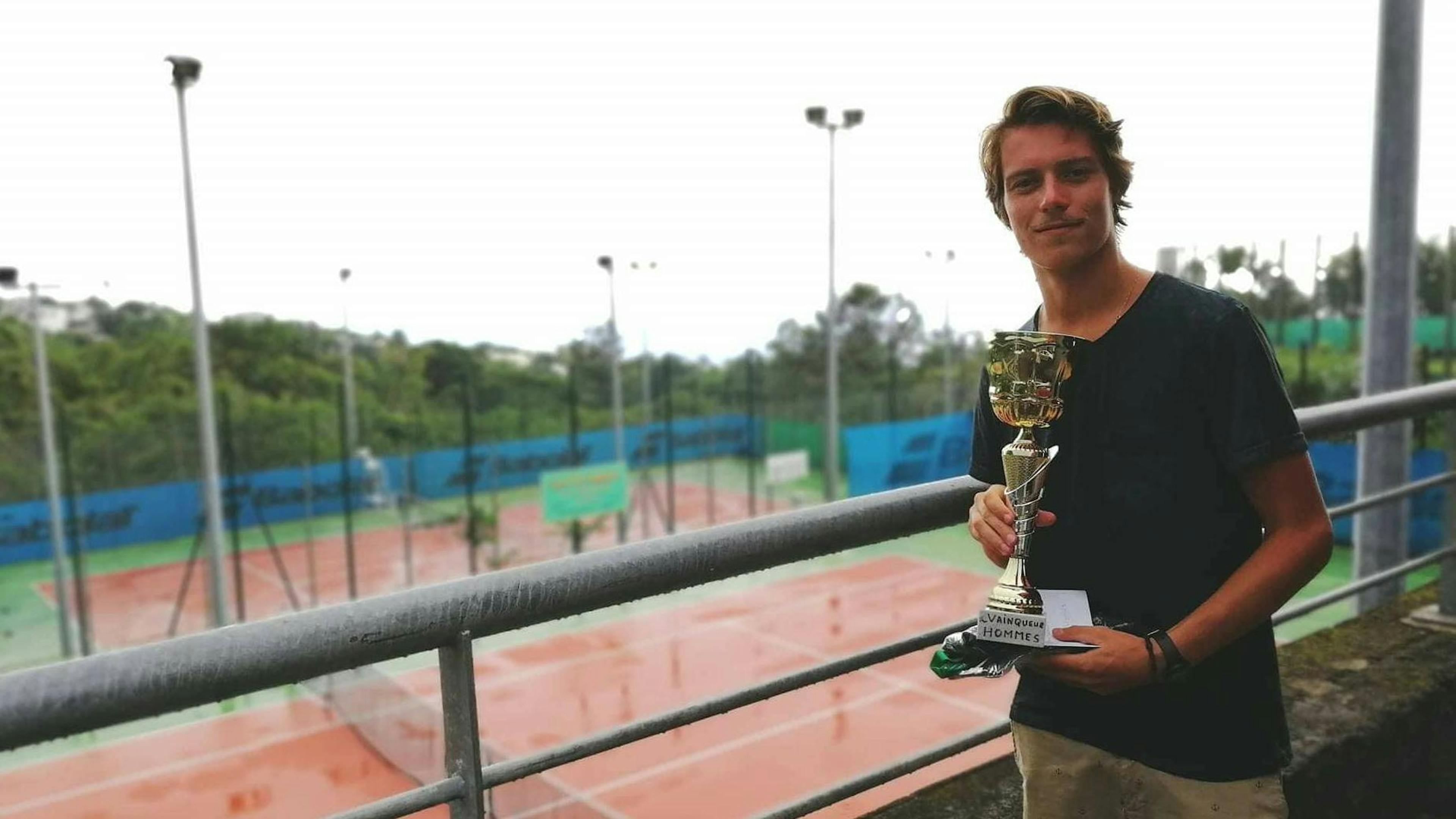 Florian a quelques jolis souvenirs de matchs mais aussi un trophée ramené de la Réunion !