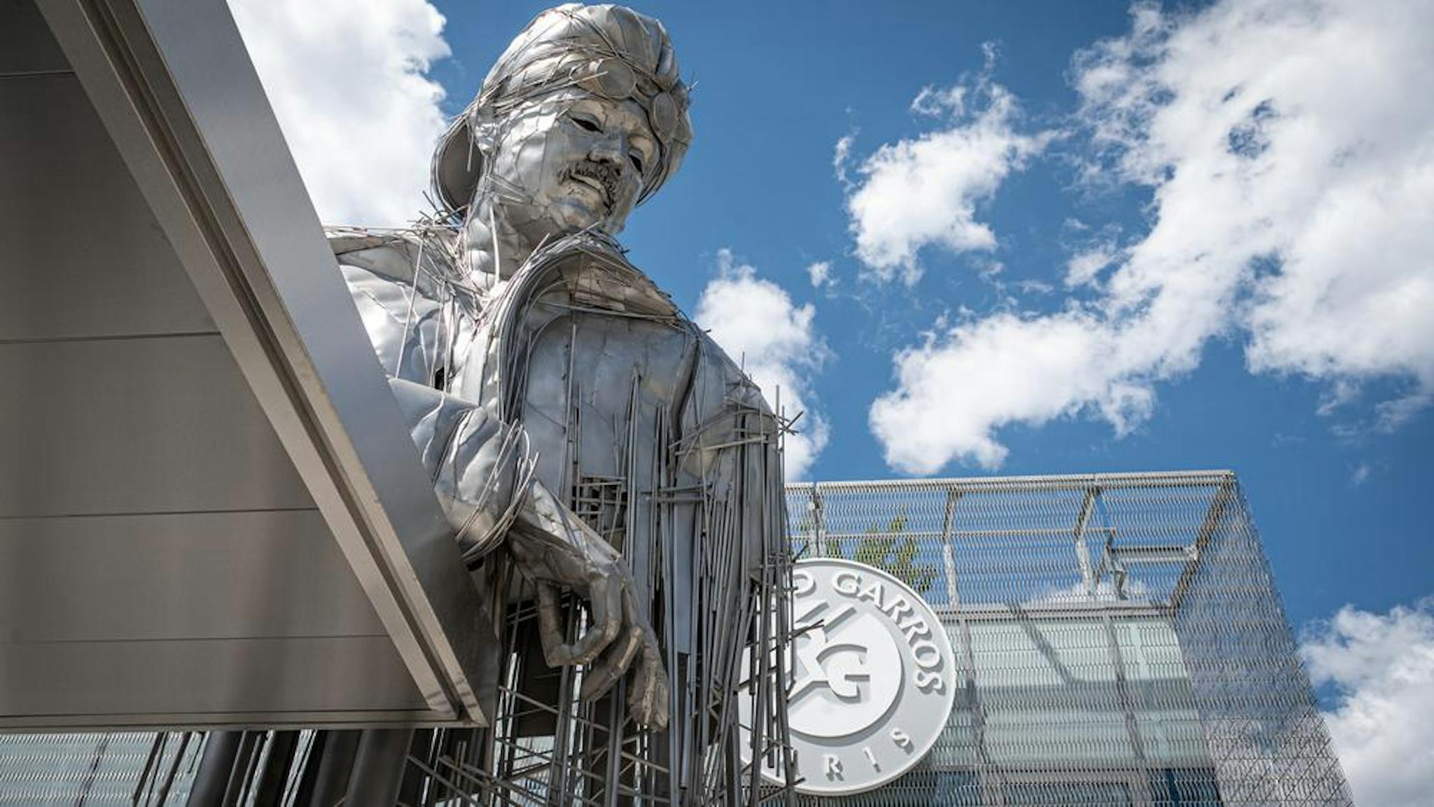 Roland Garros veille sur son stade.