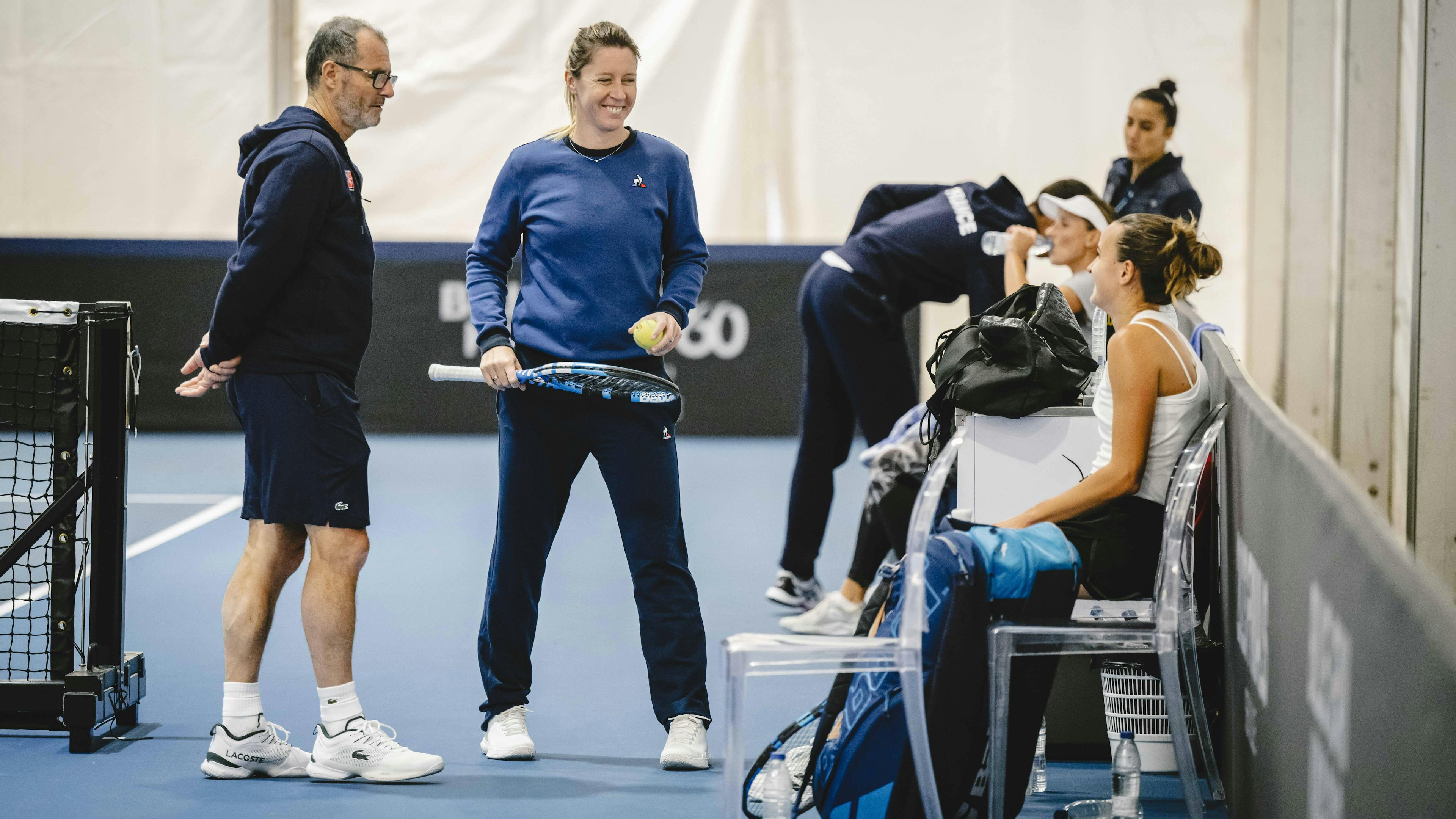 Le staff et les joueuses ont le sourire.