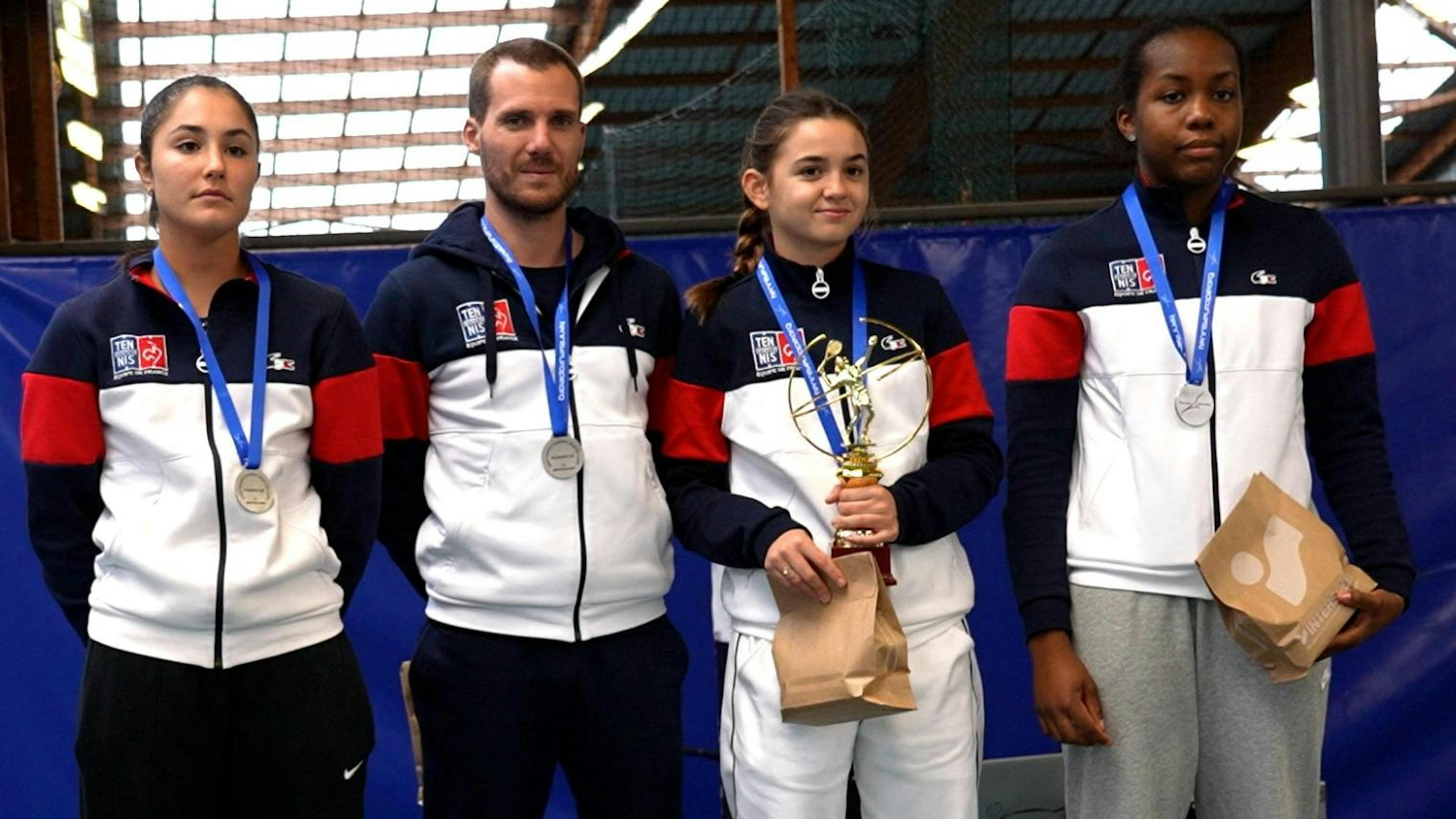 Une belle médaille d'argent autour du cou pour les U16 filles.