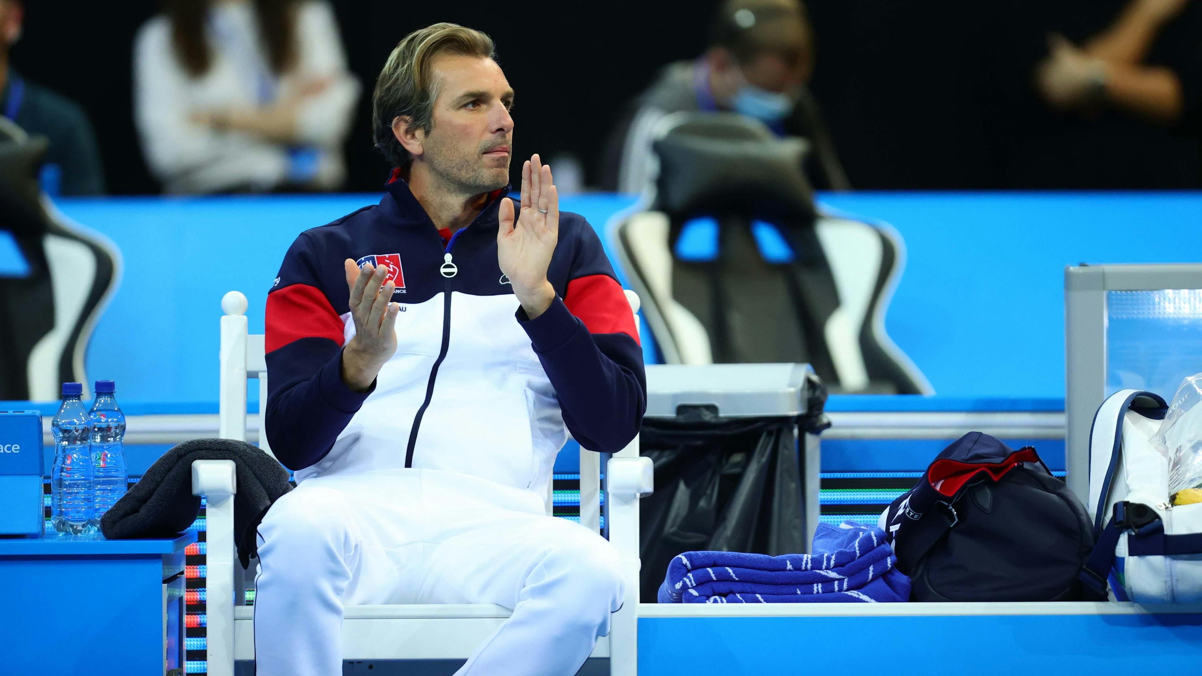 Julien Benneteau aux encouragements pour Fiona, en difficulté dans le deuxième set.