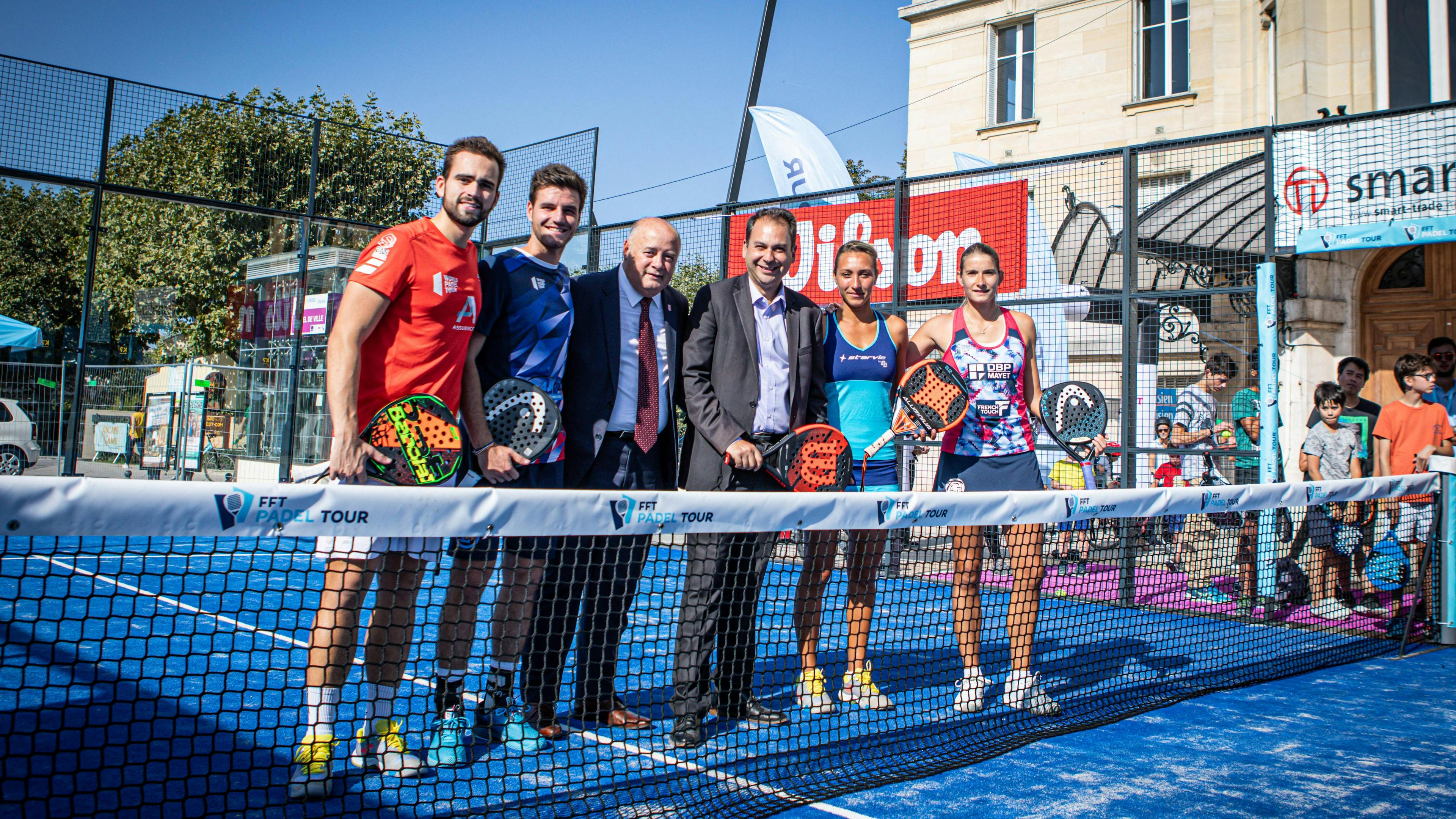 Le Président entouré des champions et championnes de France