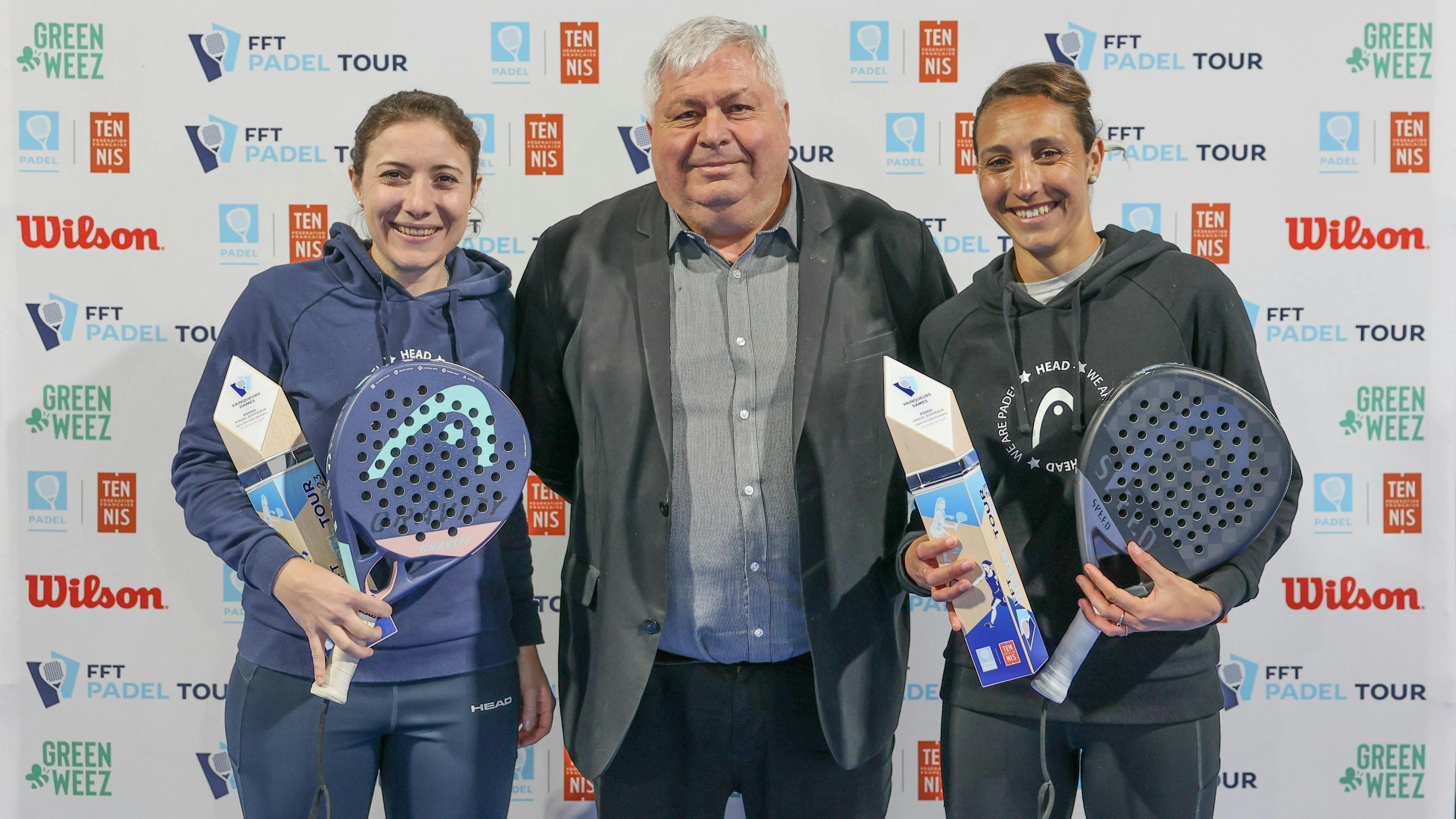 Les lauréates entourent Eric Largeron, vice-président de la FFT en charge du padel.