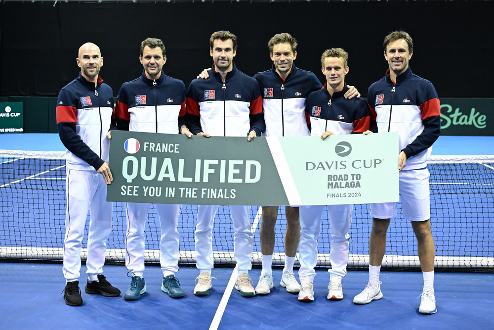 Horloge De Bureau Vintage Davis Cup 2007 USA Vs Espagne - Style Rétro, Couleur Argent