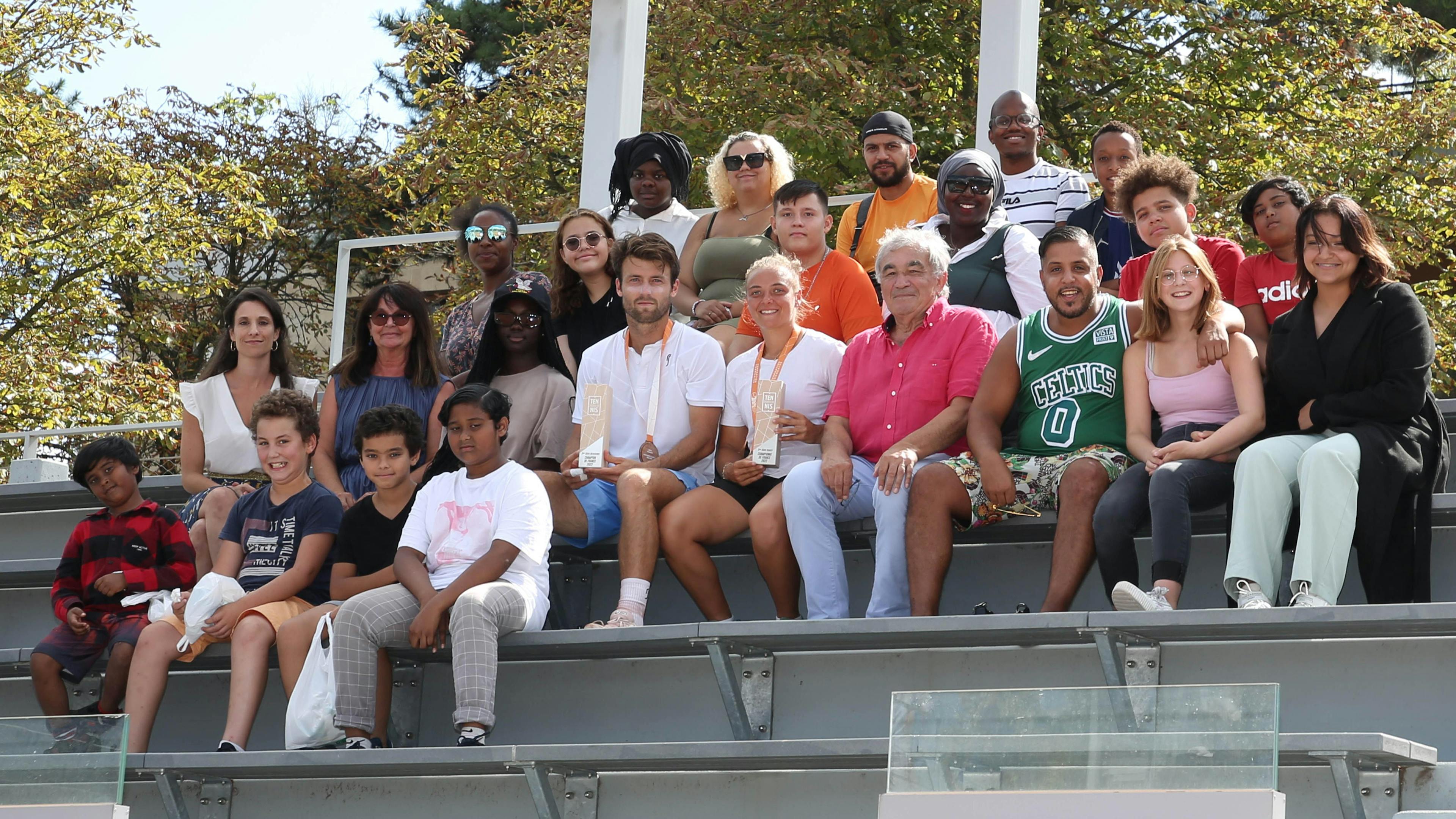 Les enfants de l'association Les Apprentis d’Auteuil, invités par BNP Paribas, avec les vainqueurs 2e série et Jacky Terreau, vice-président délégué de la FFT.