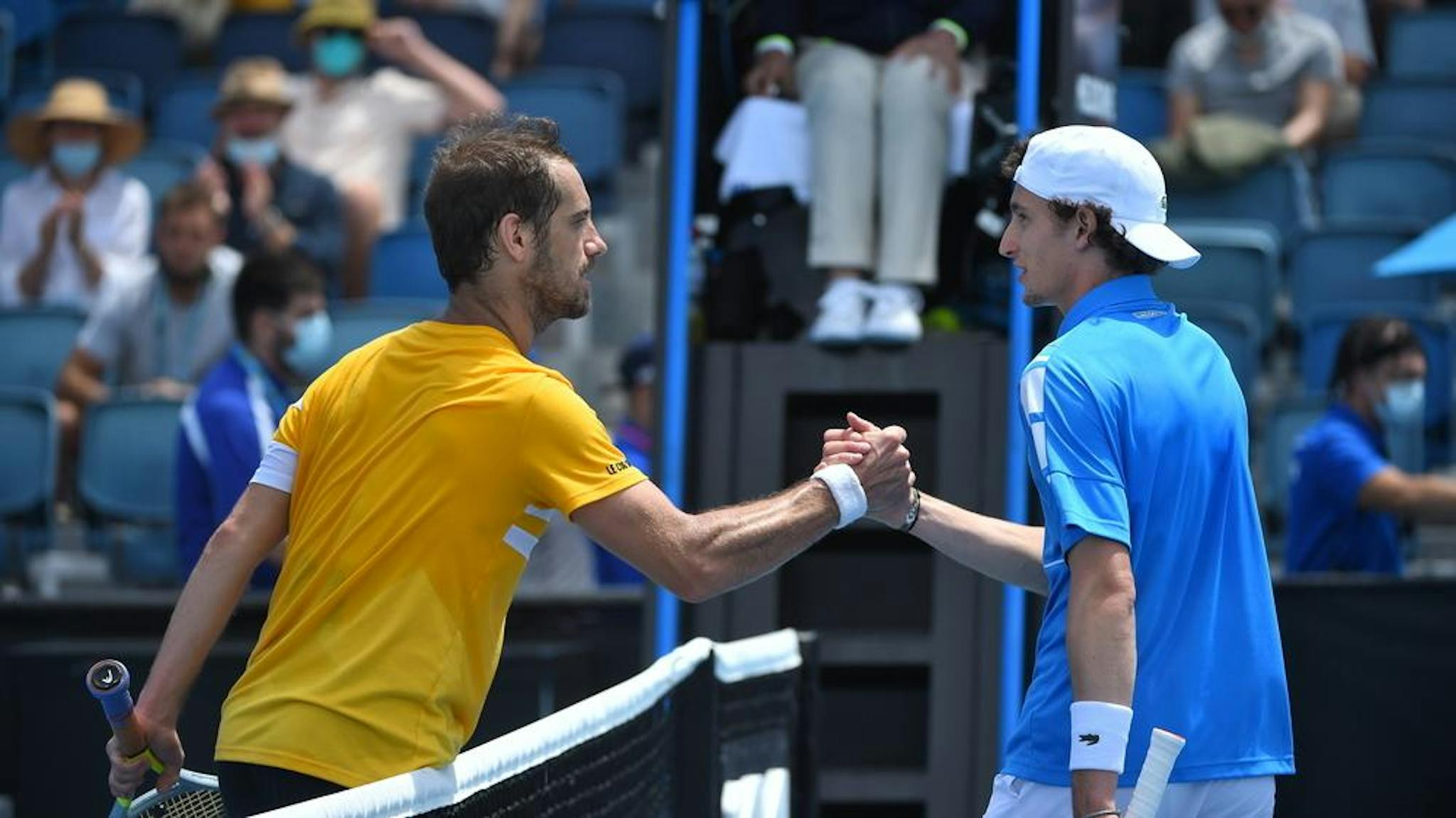 La poignée de main entre Richard Gasquet et Ugo Humbert, à l'issue du premier tour de l'Open d'Australie 2022