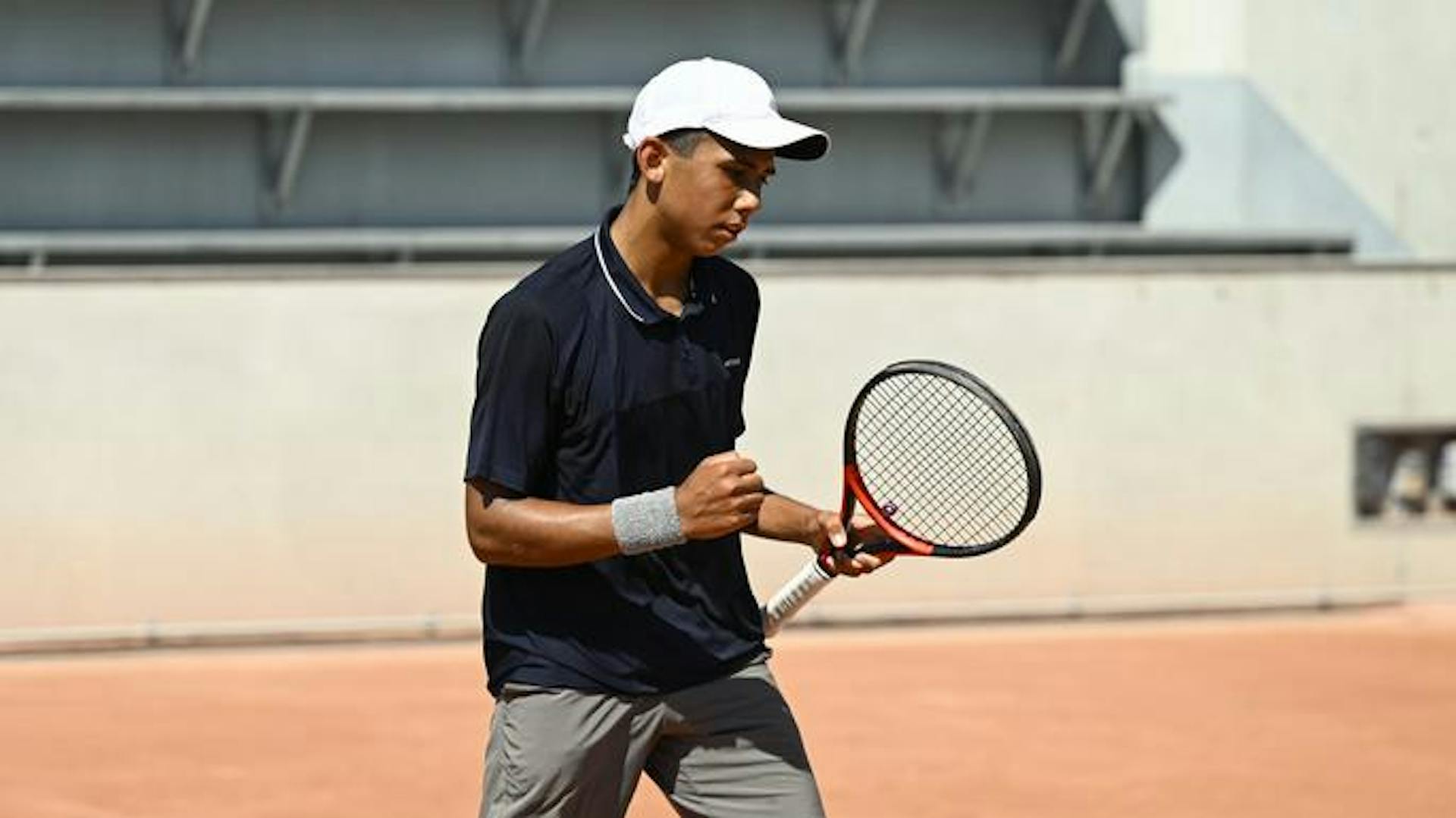 Heremana Courte, le poing serré après sa victoire en trois sets.