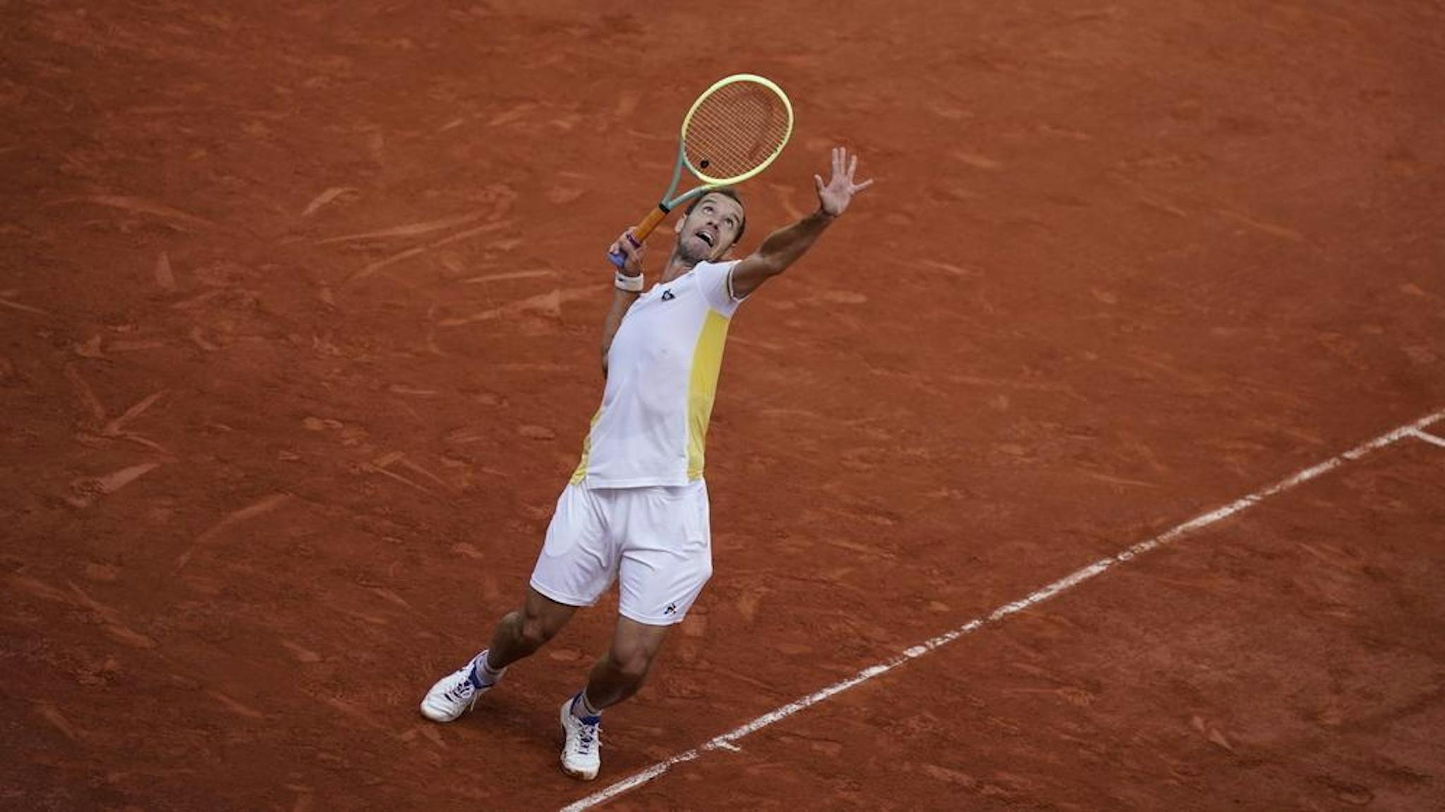 Richard Gasquet au service, à Roland-Garros 2023