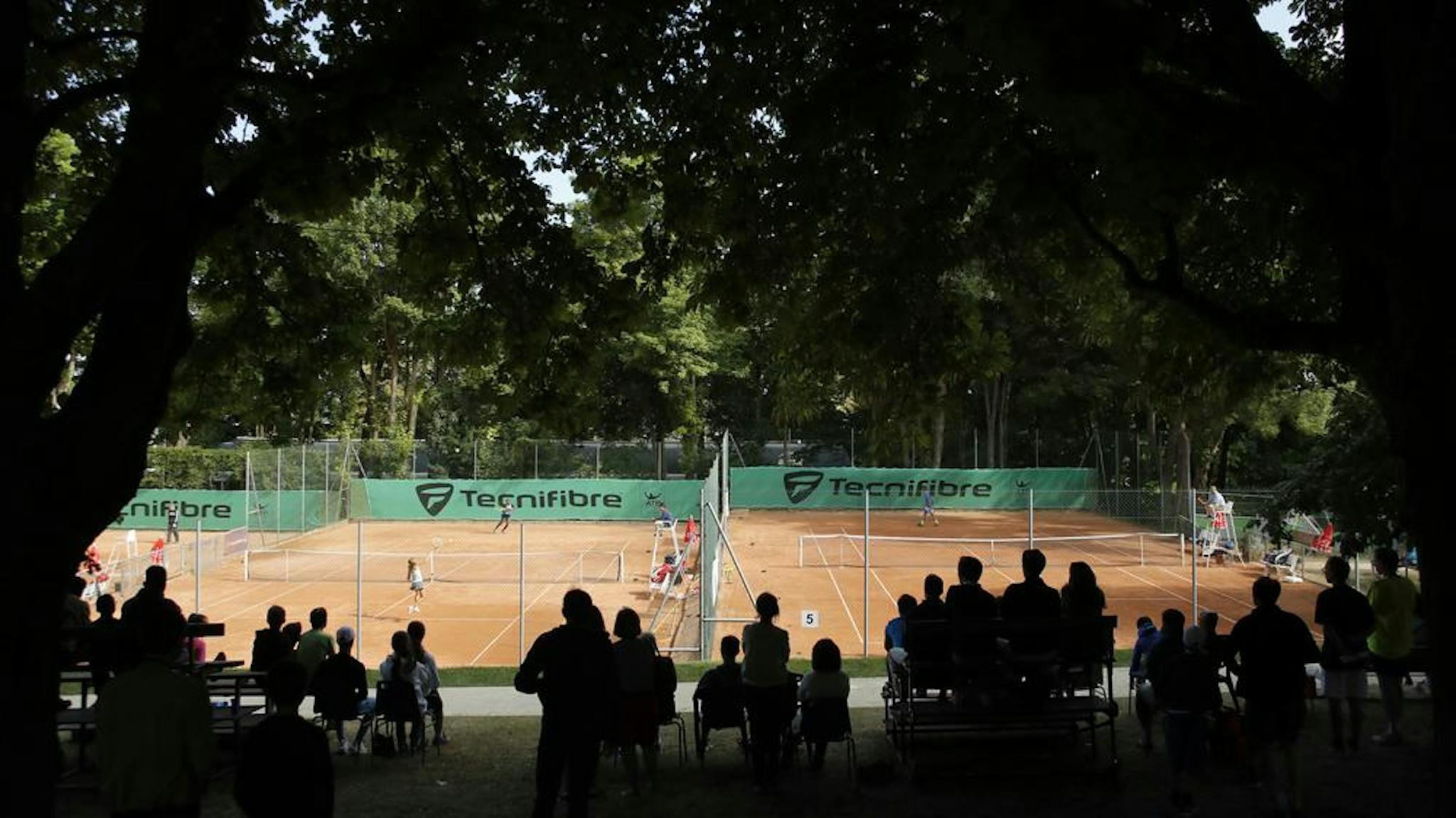 Un public important vous observe, comme ici lors des championnats de France jeunes ? Qu'importe, concentrez-vous sur ce qui se passer sur le court...