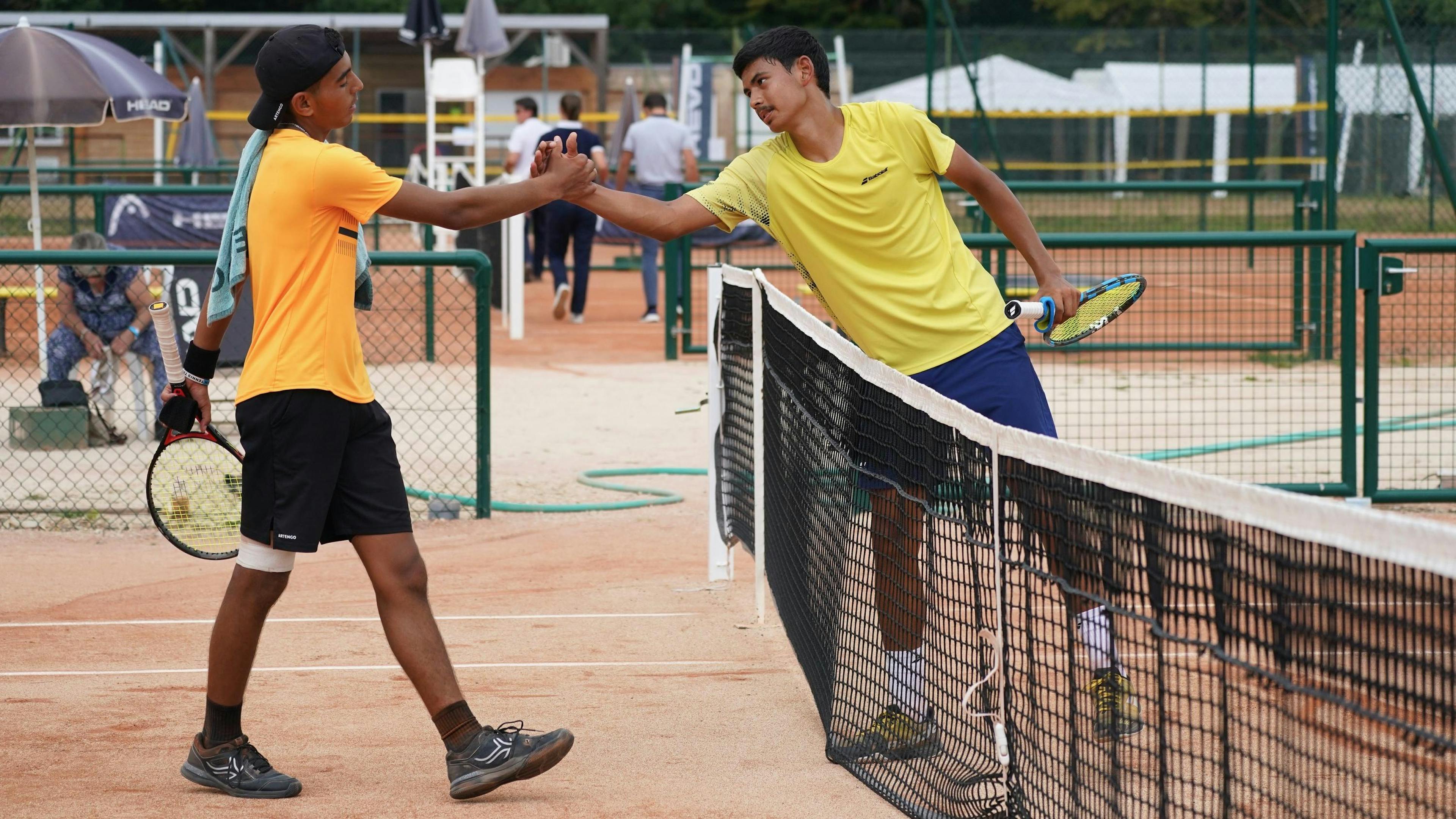 William Jucha et Wissam Abderrahman se serrent la main après un duel intense.