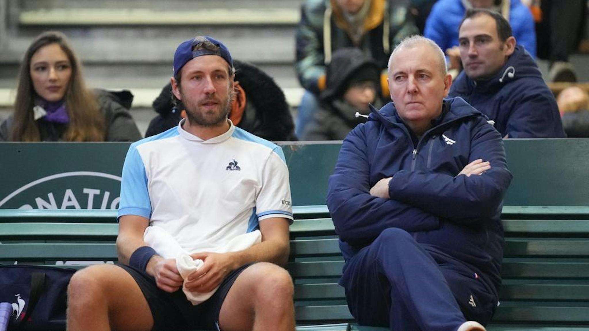 Parfois, quand tout va bien sur le court, le coach peut aussi se taire, comme ici le capitaine du TC Loon-Plage, Christophe Zoonekynd, avec Lucas Pouille.