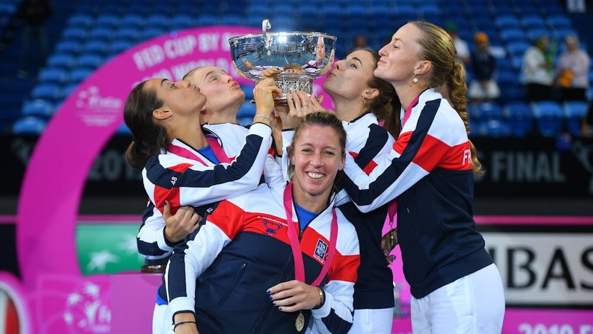 Le trophée tant convoité partagé par cinq filles en or.