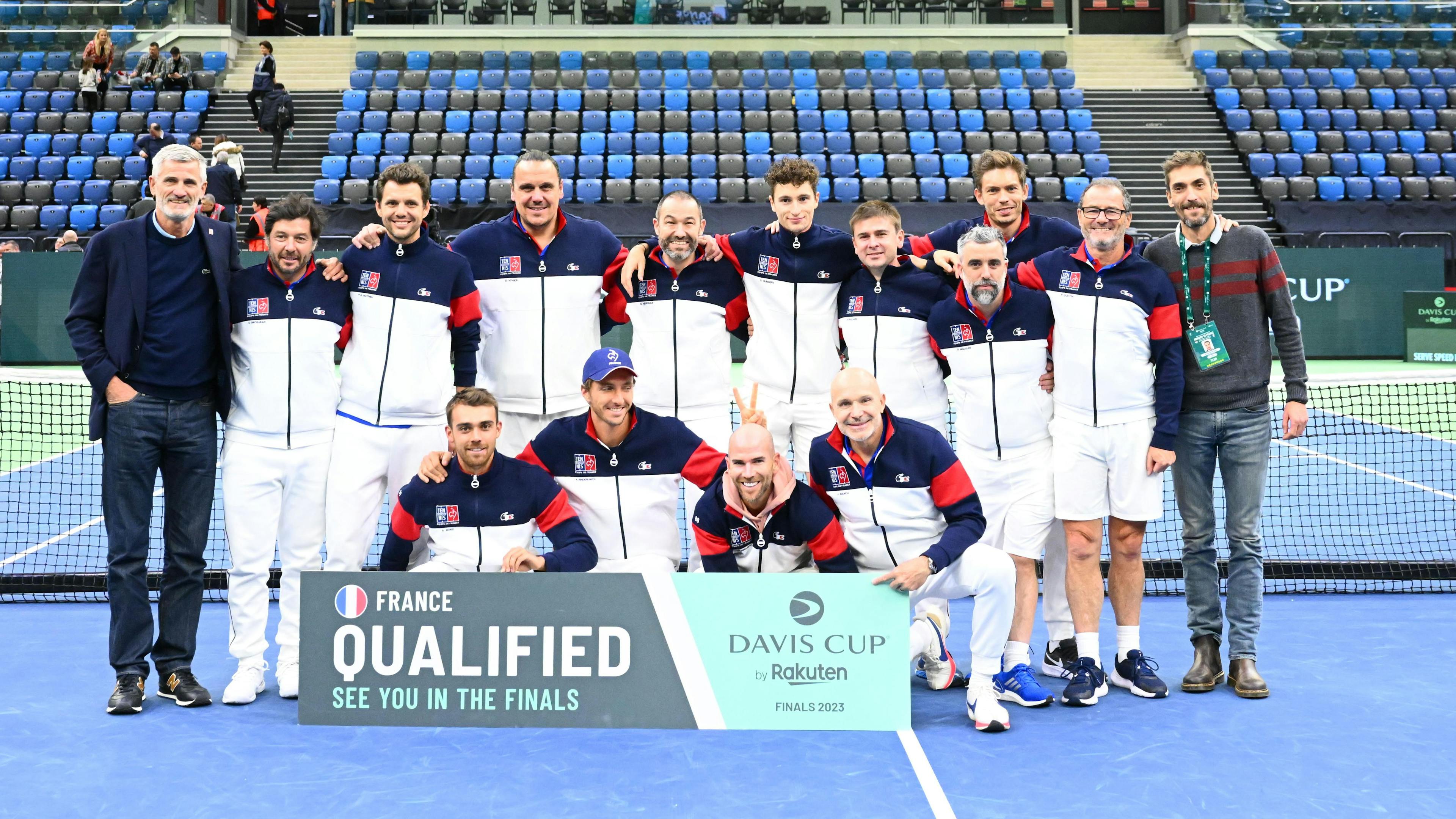 L'équipe de France célèbre sa qualification avec le président de la FFT Gilles Moretton et le directeur technique national Nicolas Escudé.