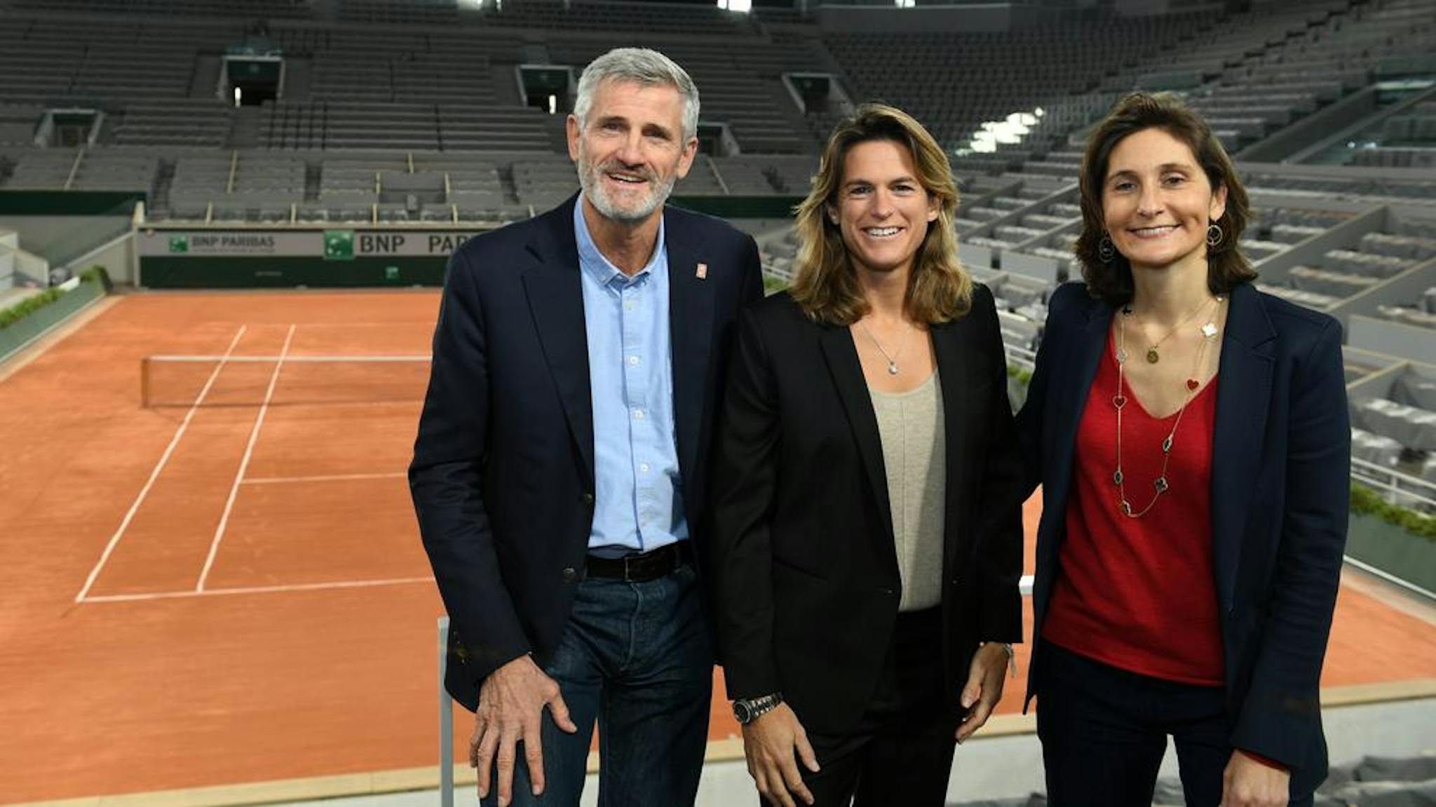 Gilles Moretton, le président de la FFT, et Amélie Oudéa-Castéra, la directrice générale, entourent Amélie Mauresmo, la nouvelle directrice de Roland-Garros.