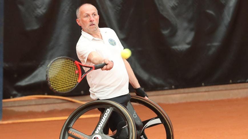 Fabien Bayon, un des meilleurs joueurs nationaux de tennis-fauteuil.