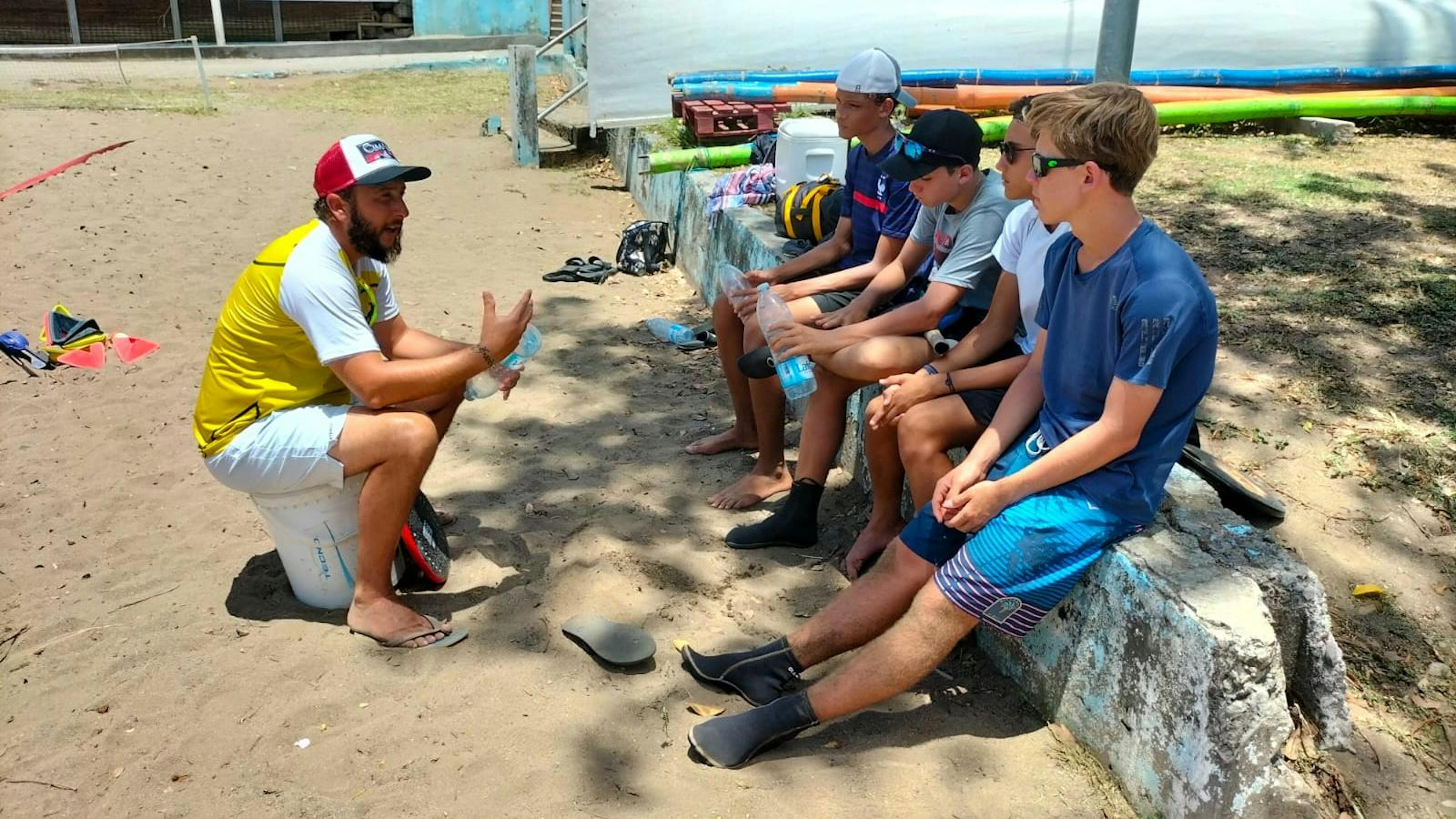 Les jeunes du Pôle Antilles attentifs aux conseils de Jérôme Maillot.