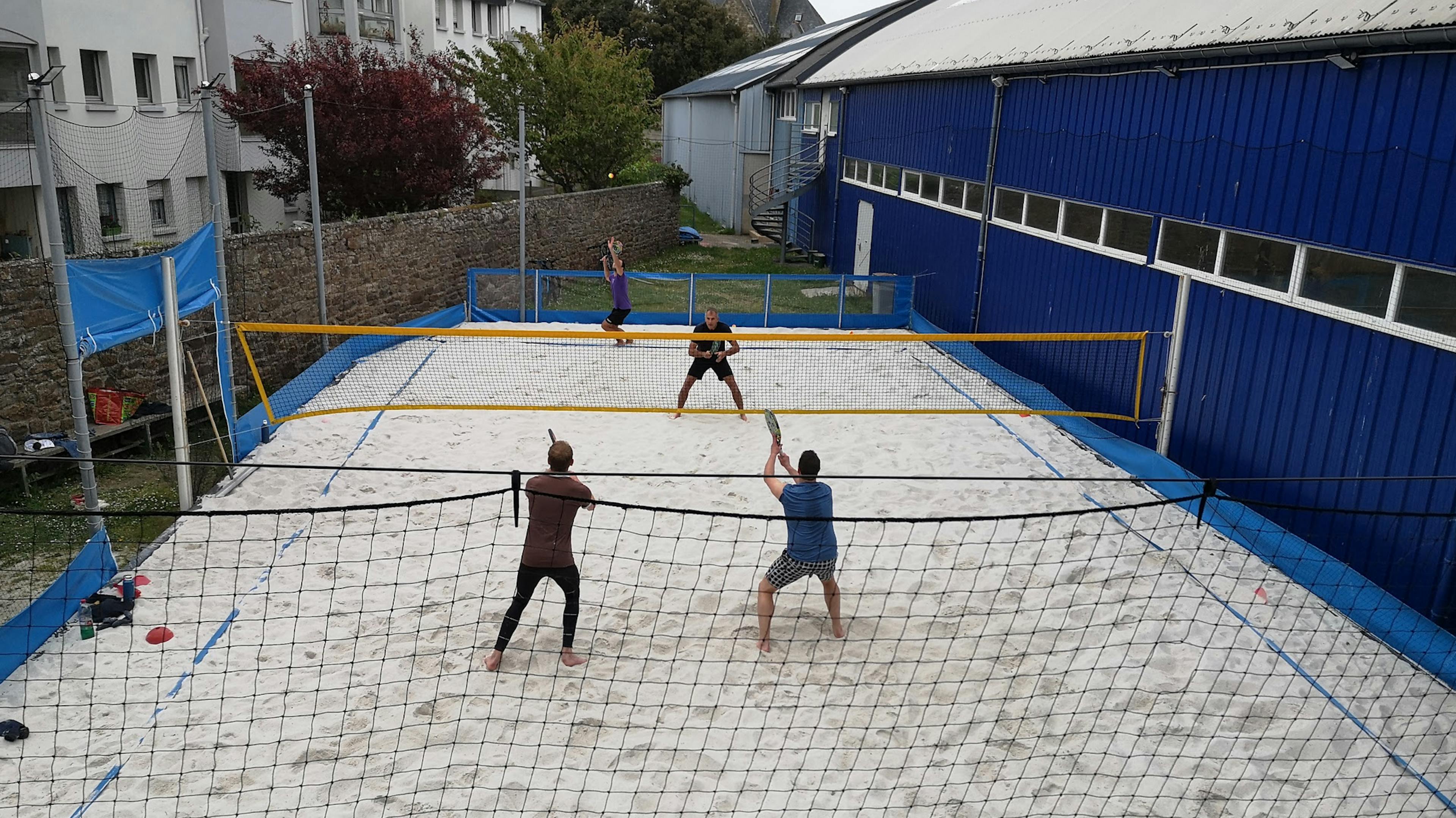 Un court de beach tennis bien occupé depuis un an !