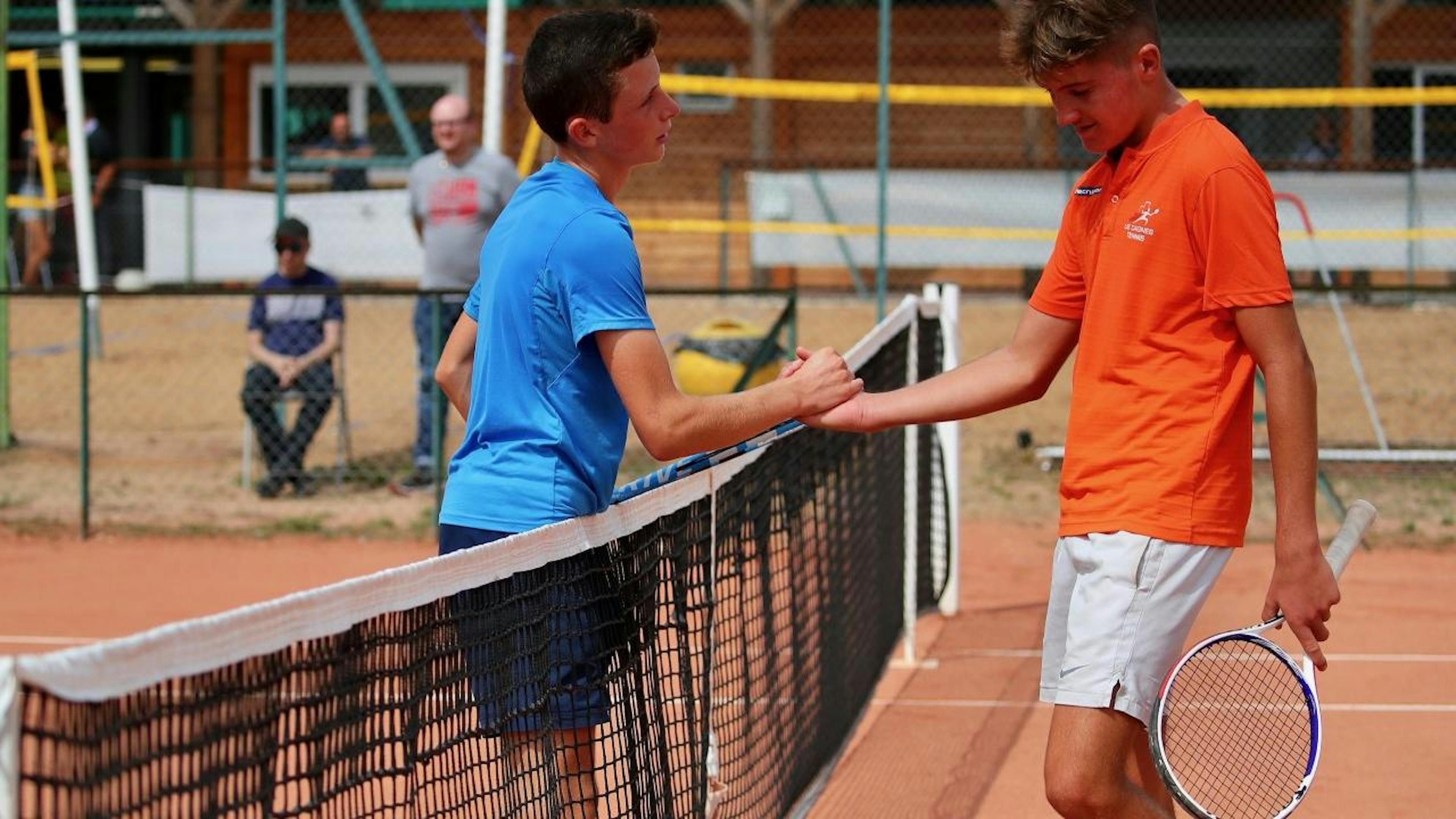 La poignée de main entre les deux finalistes.