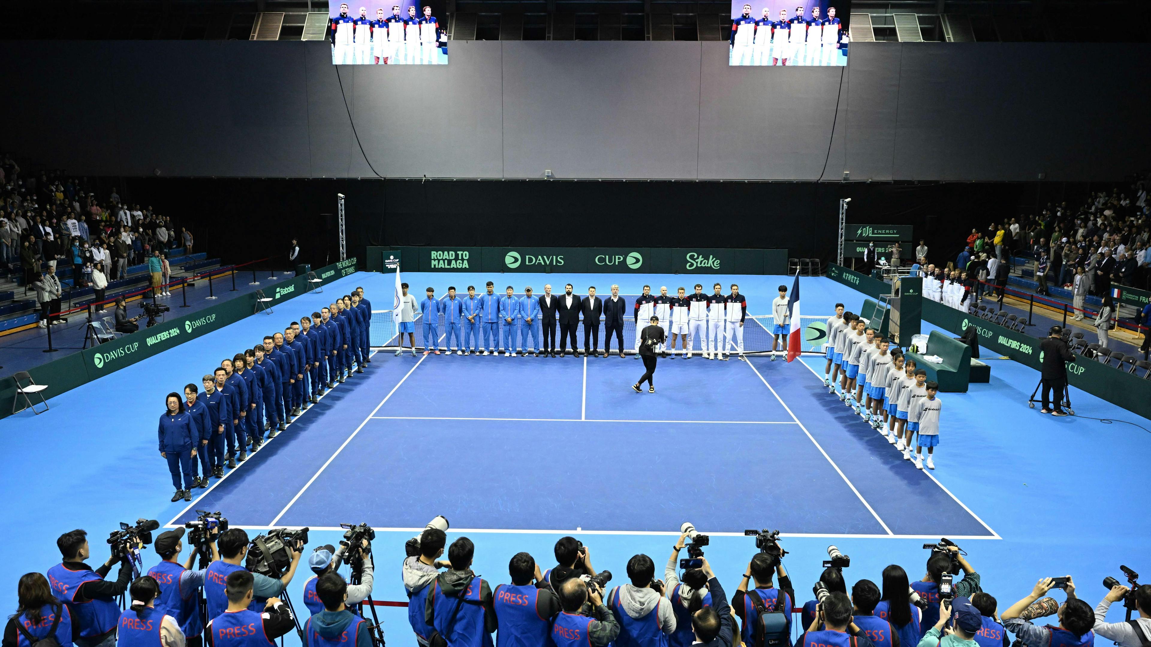 La cérémonie de présentation des deux équipes au Taipei Tennis Center.