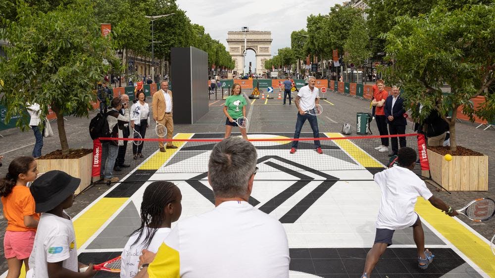 Une opération Urban tennis sur les Champs-Elysées.