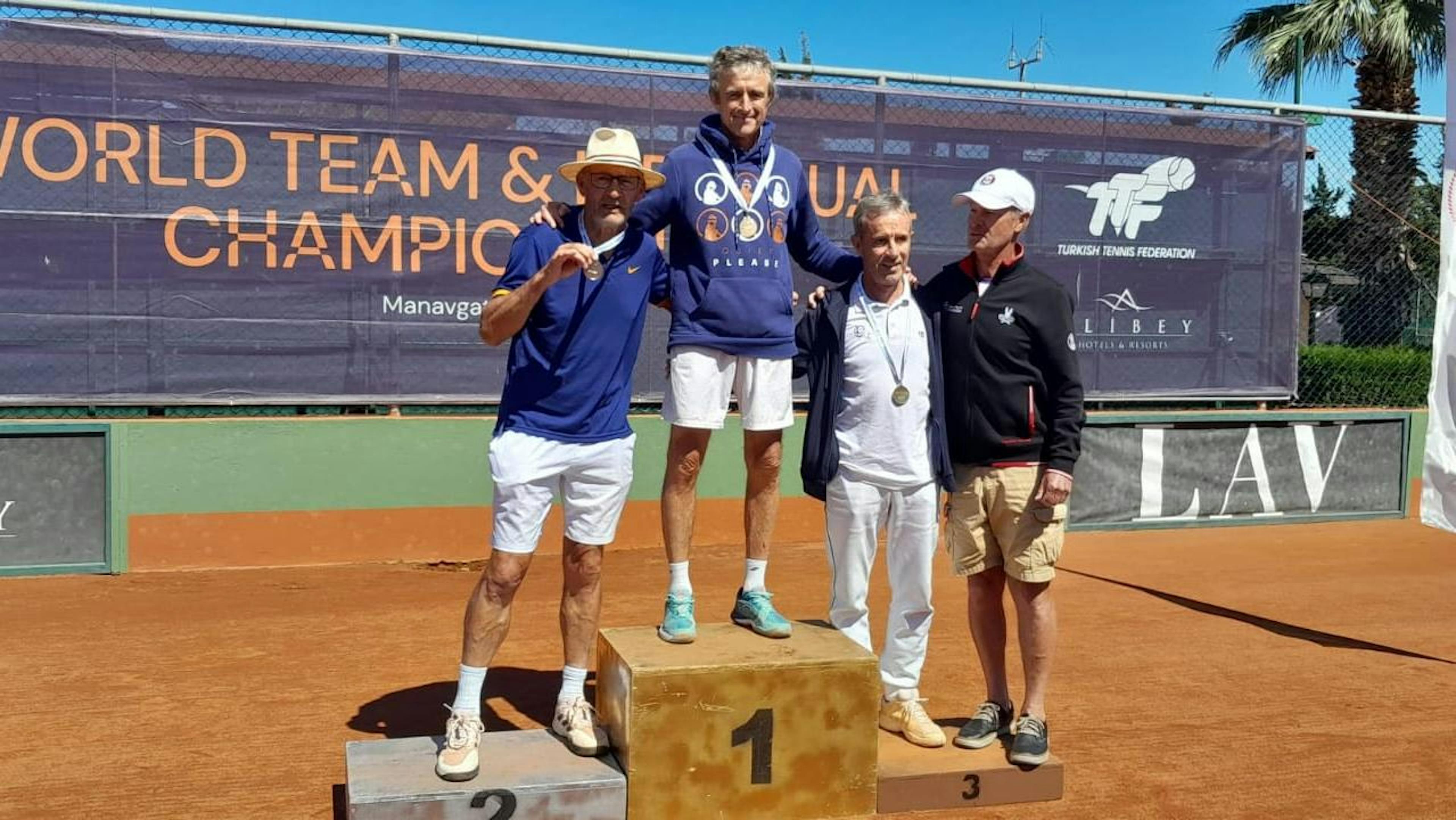 Marc Renoult en haut du podium en compagnie du finaliste Frits Raijmakers (Pays-Bas) et des demi-finalistes Bruno Renoult et Brian Millar (Canada).