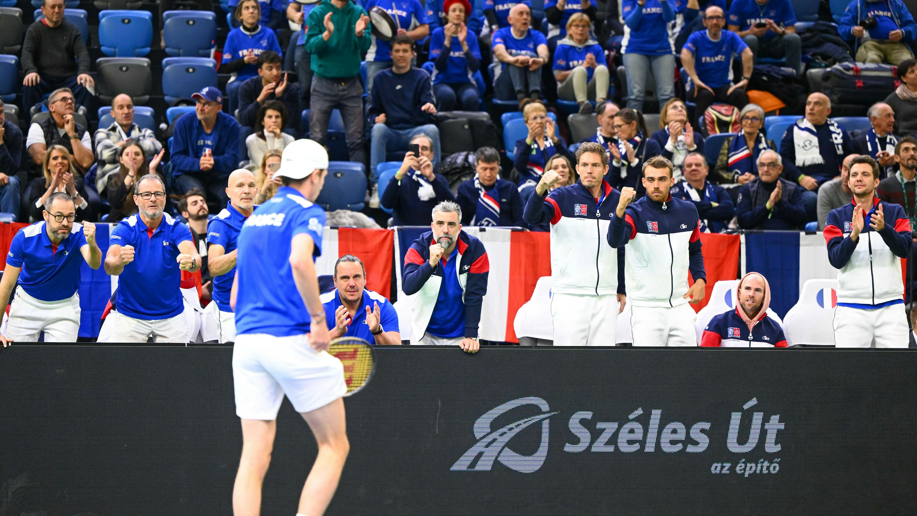 Tout un banc et les supporters français derrière Ugo Humbert ! La force d'un groupe...