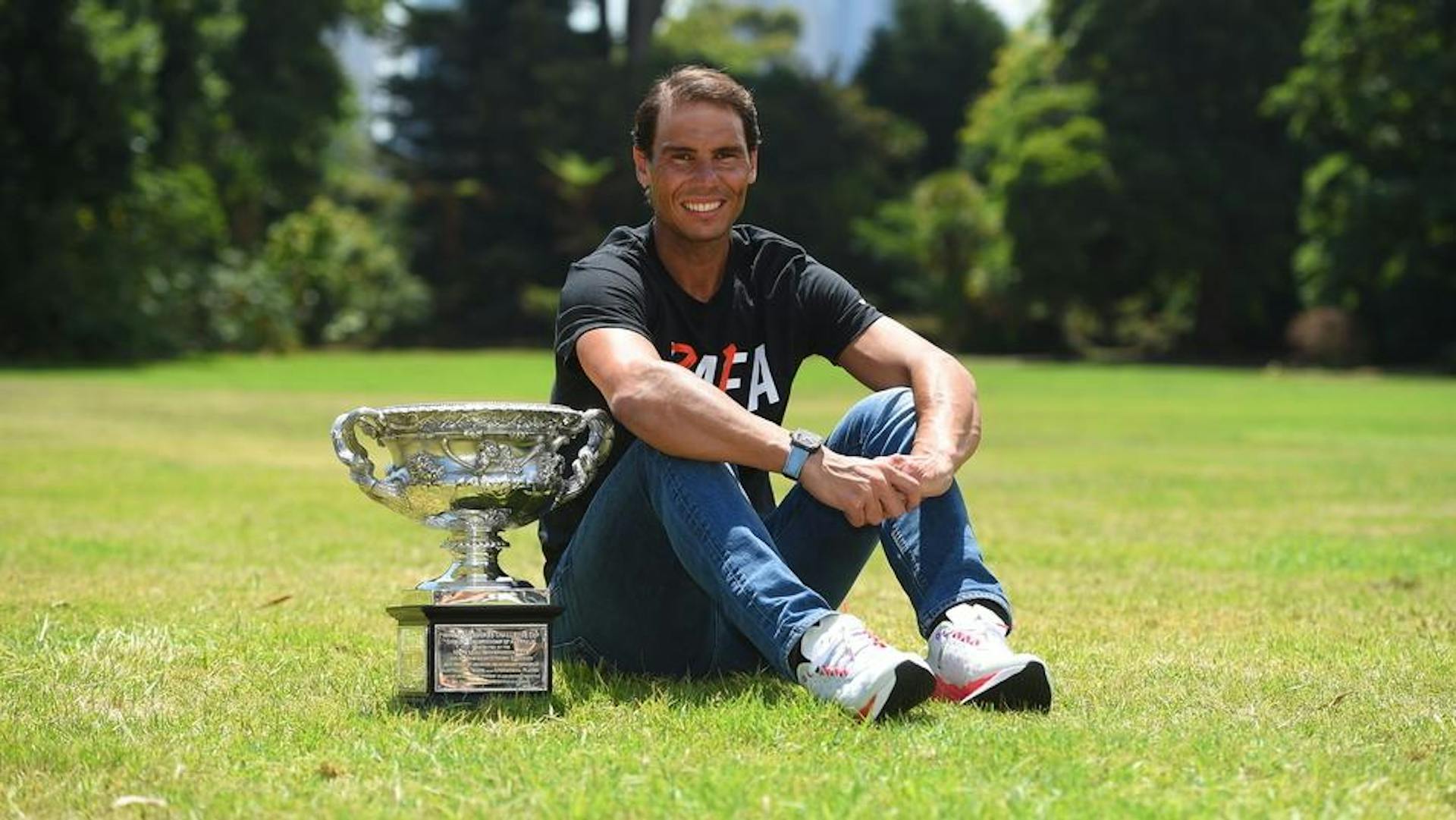 Rafael Nadal, ou la simplicité même avec un beau trophée à ses côtés.