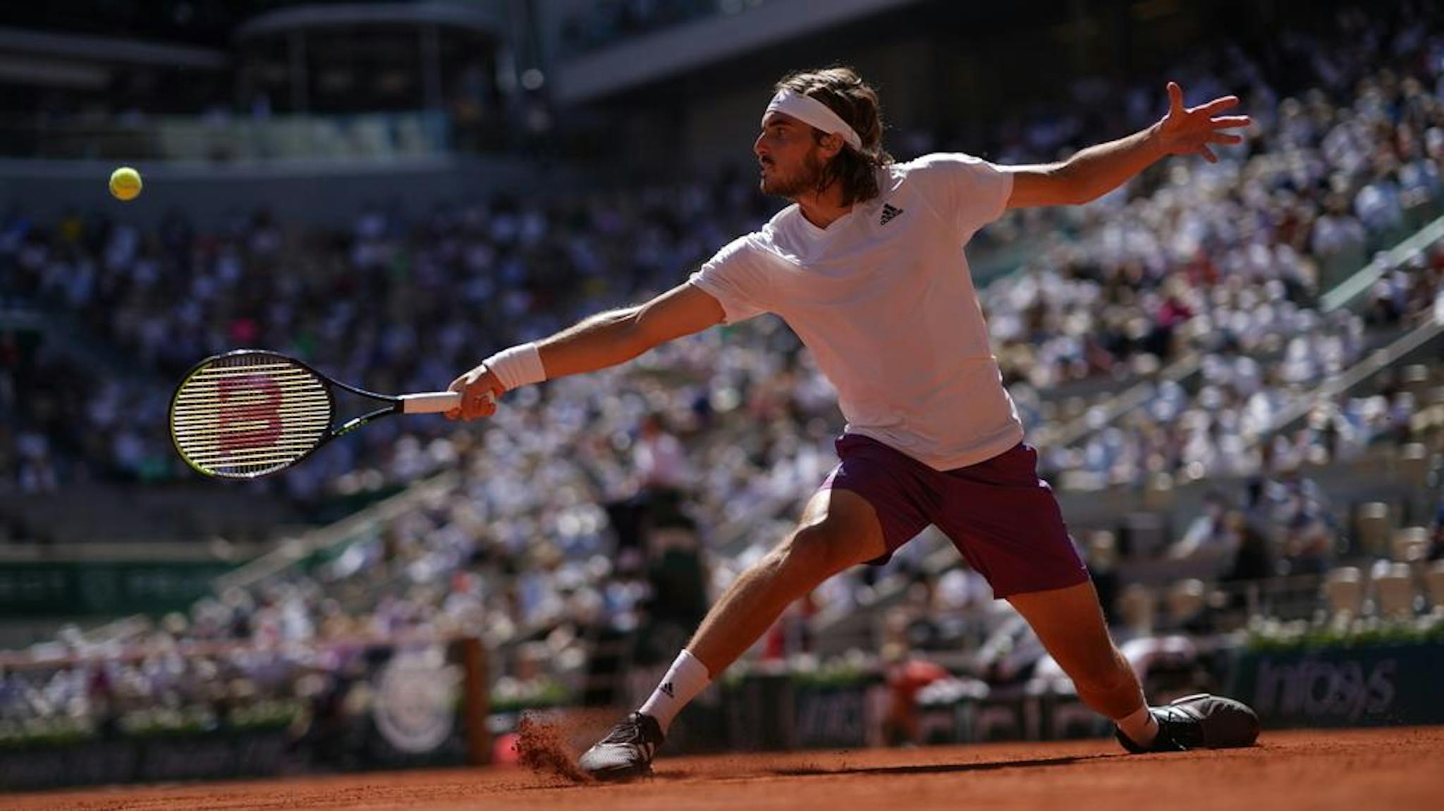 Malgré sa grande taille, Stefanos Tsitsipas maîtrise à merveille l'art du déplacement et de la glissade sur terre battue.