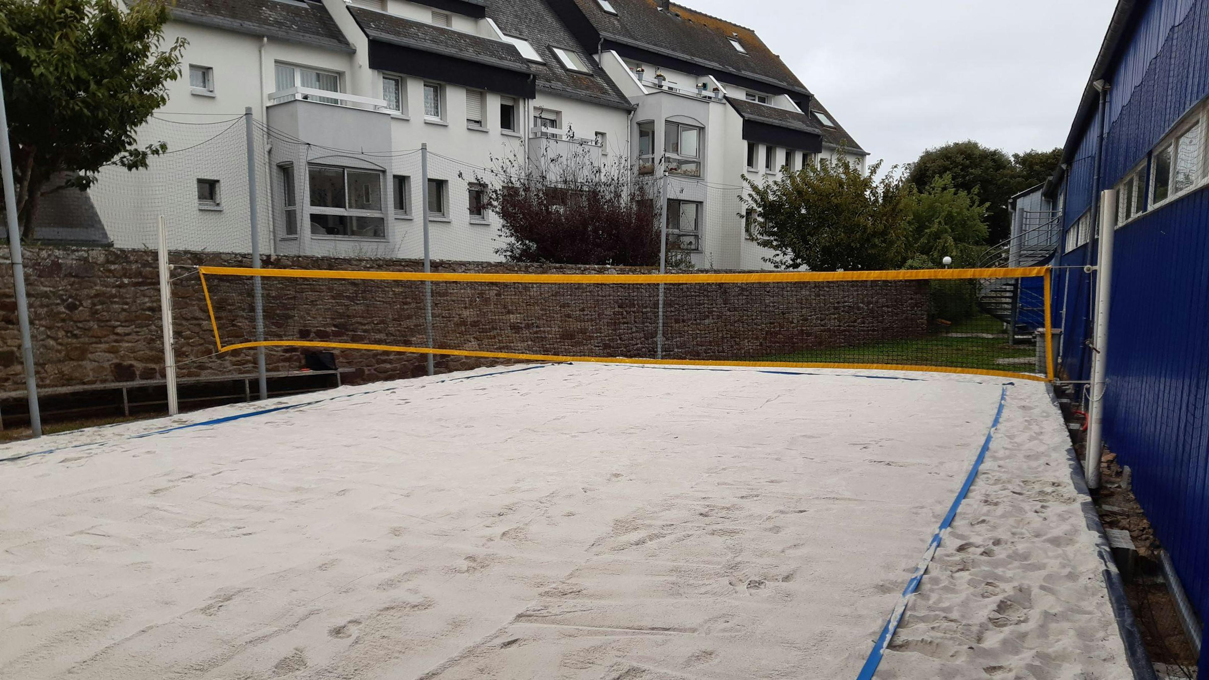 Le Jacques Cartier Tennis Saint-Malo possède sa structure de beach tennis.