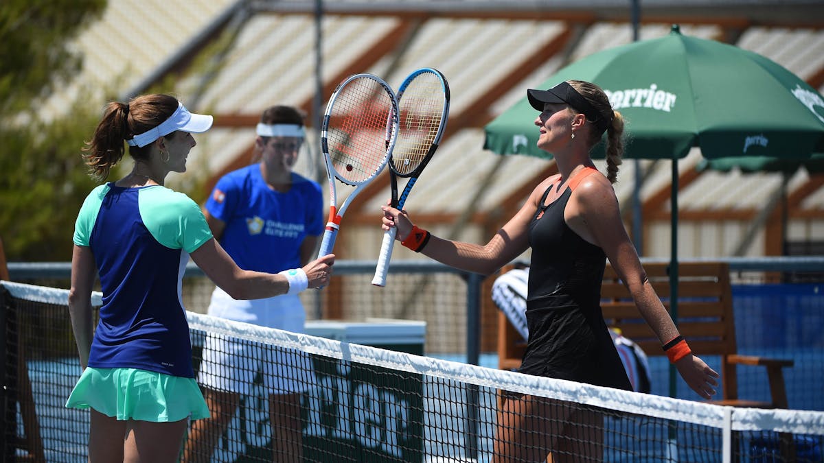 Check de raquettes avec le sourire pour Alizé Cornet et Kristina Mladenovic.