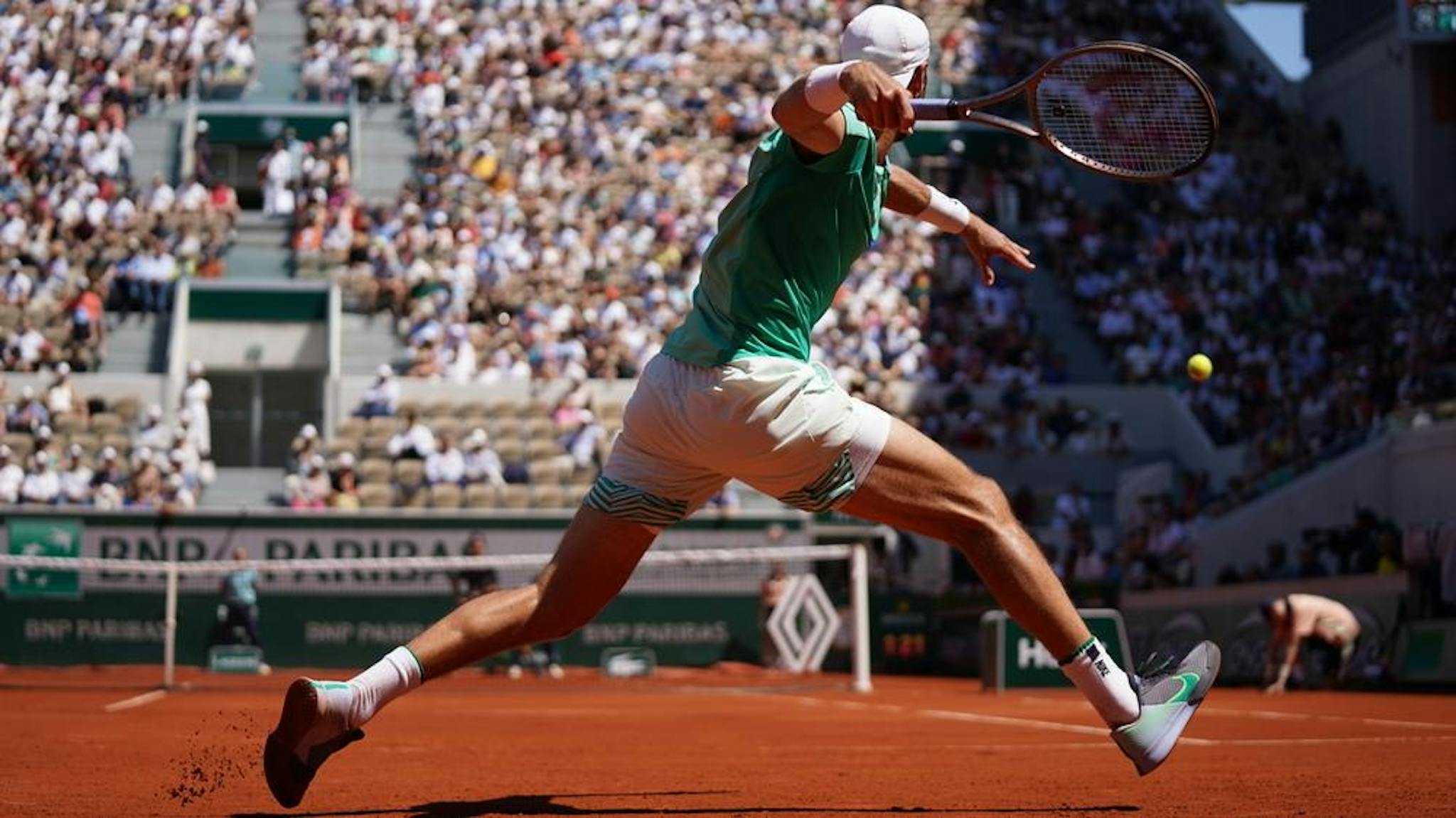 Comme Karen Khachanov, faites un travail de sape sur terre battue en jouant avec les angles et la hauteur.