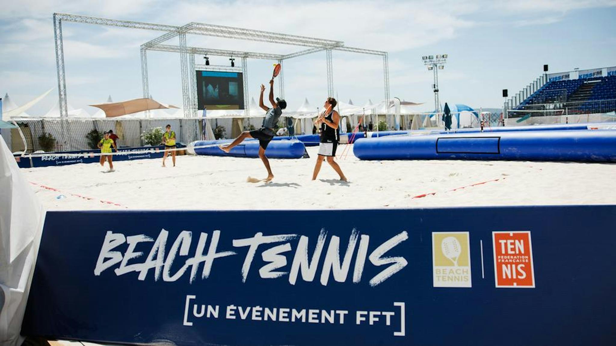 La plage de Saint-Laurent-du-Var, adaptée pour l'occasion en terrains de beach.