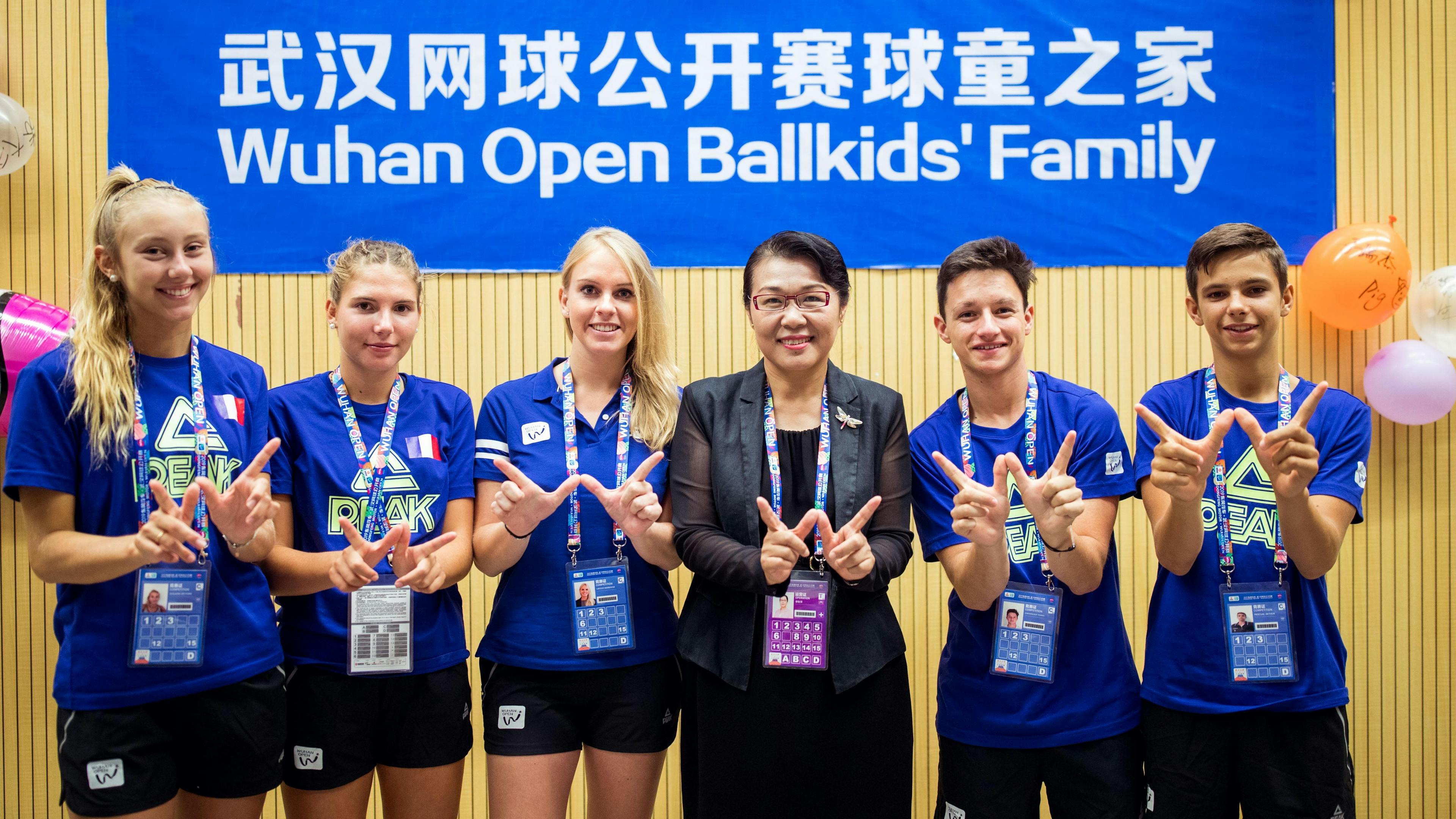 De g. à d. Victoire, Reine, Marianne, Madame Li Qiuping, co-directrice du tournoi, Yoann, Arthur