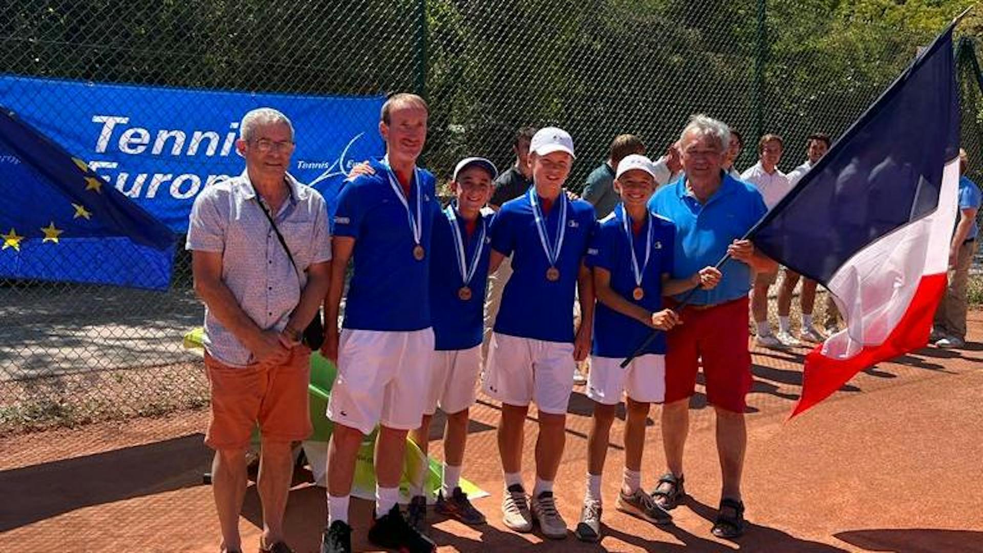 Les Bleus avec leur médaille, en compagnie de Jacky Terreau, président de la Ligue de Bourgogne-Franche-Comté et membre du Comex.