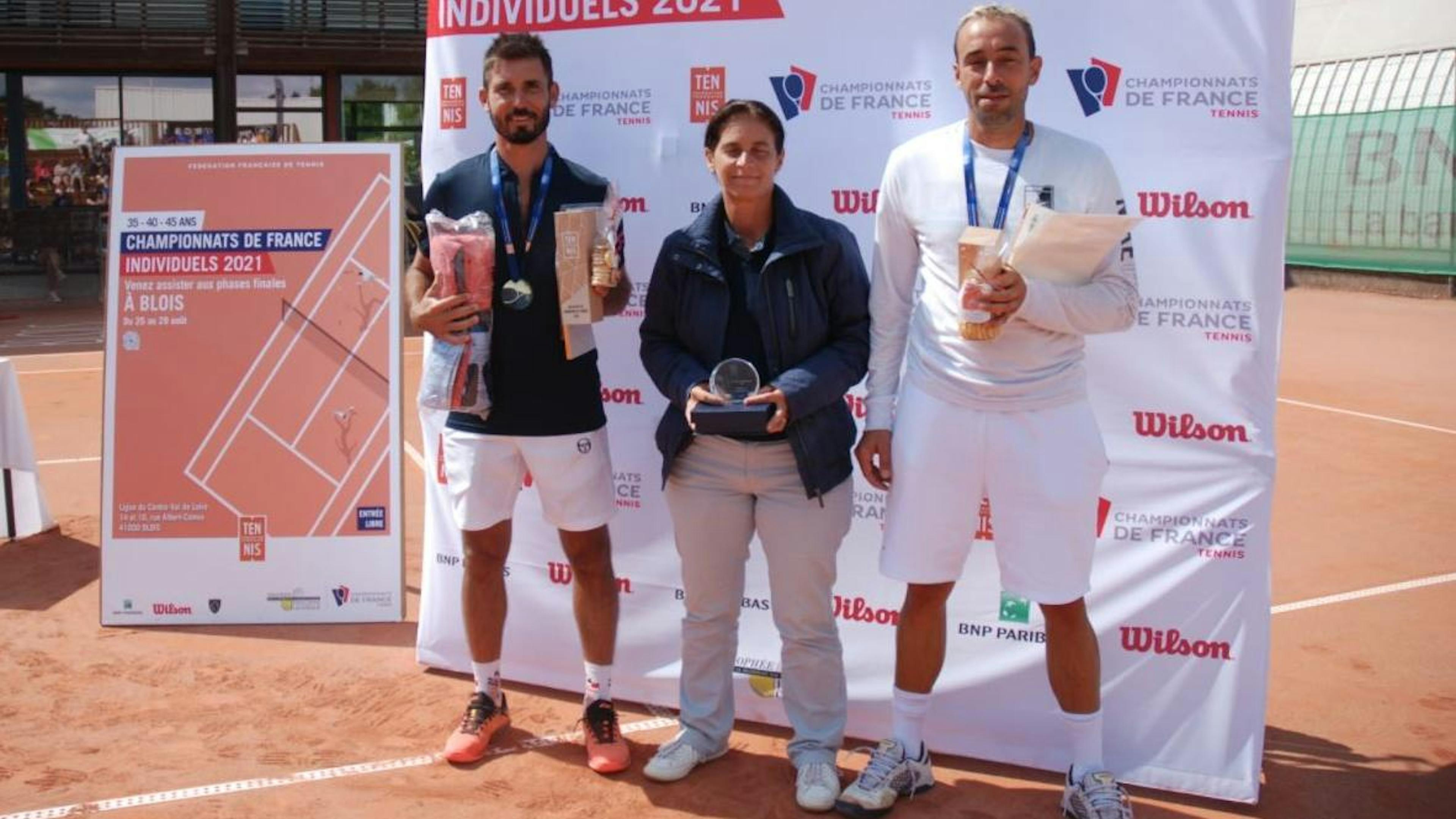 40 ans Messieurs : Jérôme SANTINO (à gauche) bat David GONCALVES (6/2 1/6 6/4).